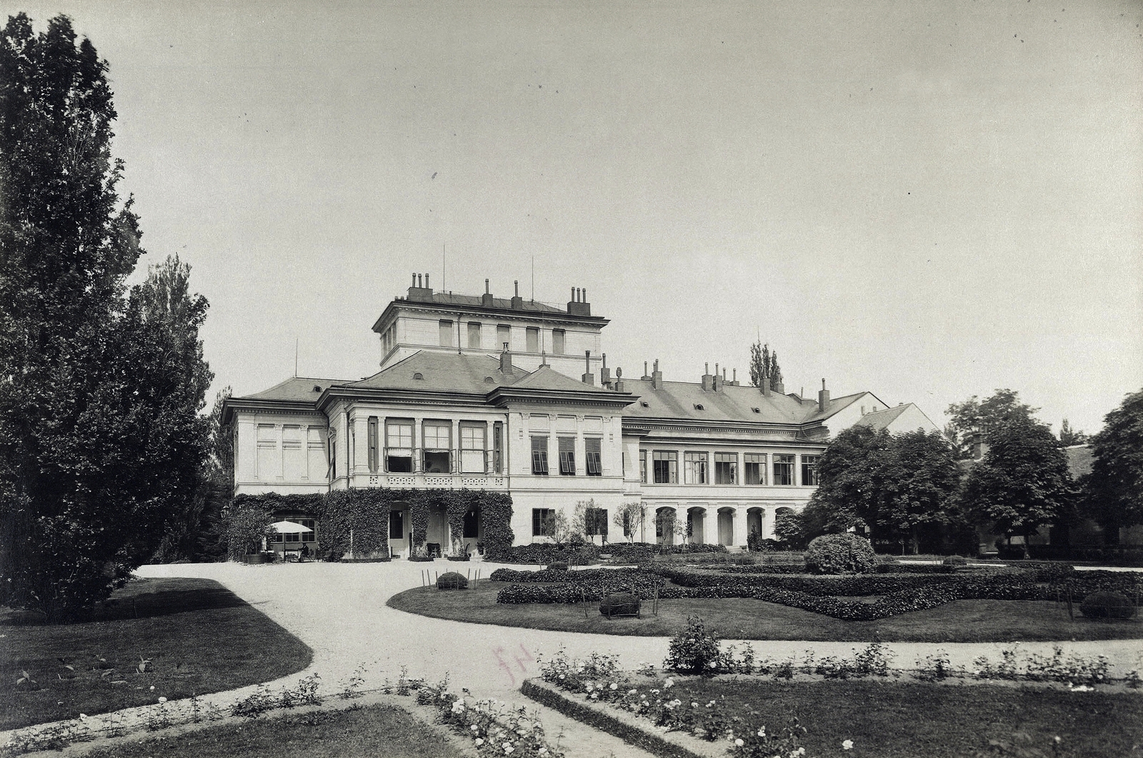 Hungary, Barcs, Somogytarnóca (ekkor önálló, ma a város része), a Széchenyi-kastély és parkja. A felvétel 1895-1899 között készült. A kép forrását kérjük így adja meg: Fortepan / Budapest Főváros Levéltára. Levéltári jelzet: HU.BFL.XV.19.d.1.11.046, 1900, Budapest Főváros Levéltára / Klösz György fényképei, Klösz György, castle, Fortepan #83557