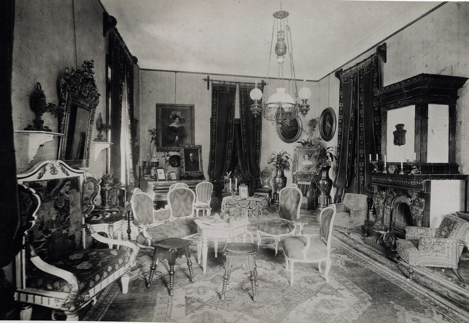 Hungary, Barcs, Somogytarnóca (ekkor önálló, ma a város része), a Széchenyi-kastély nagyszalonja. A felvétel 1895-1899 között készült. A kép forrását kérjük így adja meg: Fortepan / Budapest Főváros Levéltára. Levéltári jelzet: HU.BFL.XV.19.d.1.11.047, 1900, Budapest Főváros Levéltára / Klösz György fényképei, Klösz György, interior, chandelier, piano, crest, candlestick, vase, Fortepan #83558