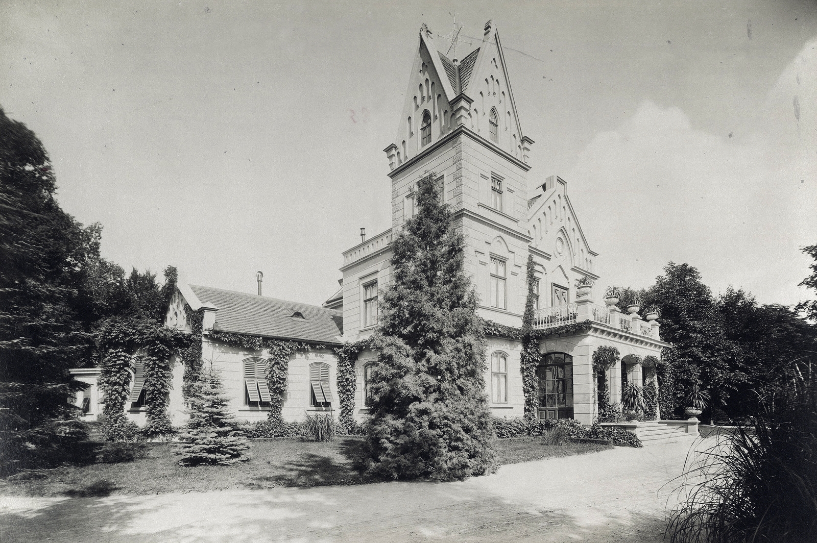 Magyarország, Vácrátót, Vigyázó Sándor gróf kastélya. A felvétel 1895-1899 között készült. A kép forrását kérjük így adja meg: Fortepan / Budapest Főváros Levéltára. Levéltári jelzet: HU.BFL.XV.19.d.1.13.052, 1900, Budapest Főváros Levéltára / Klösz György fényképei, Klösz György, park, Fortepan #83563