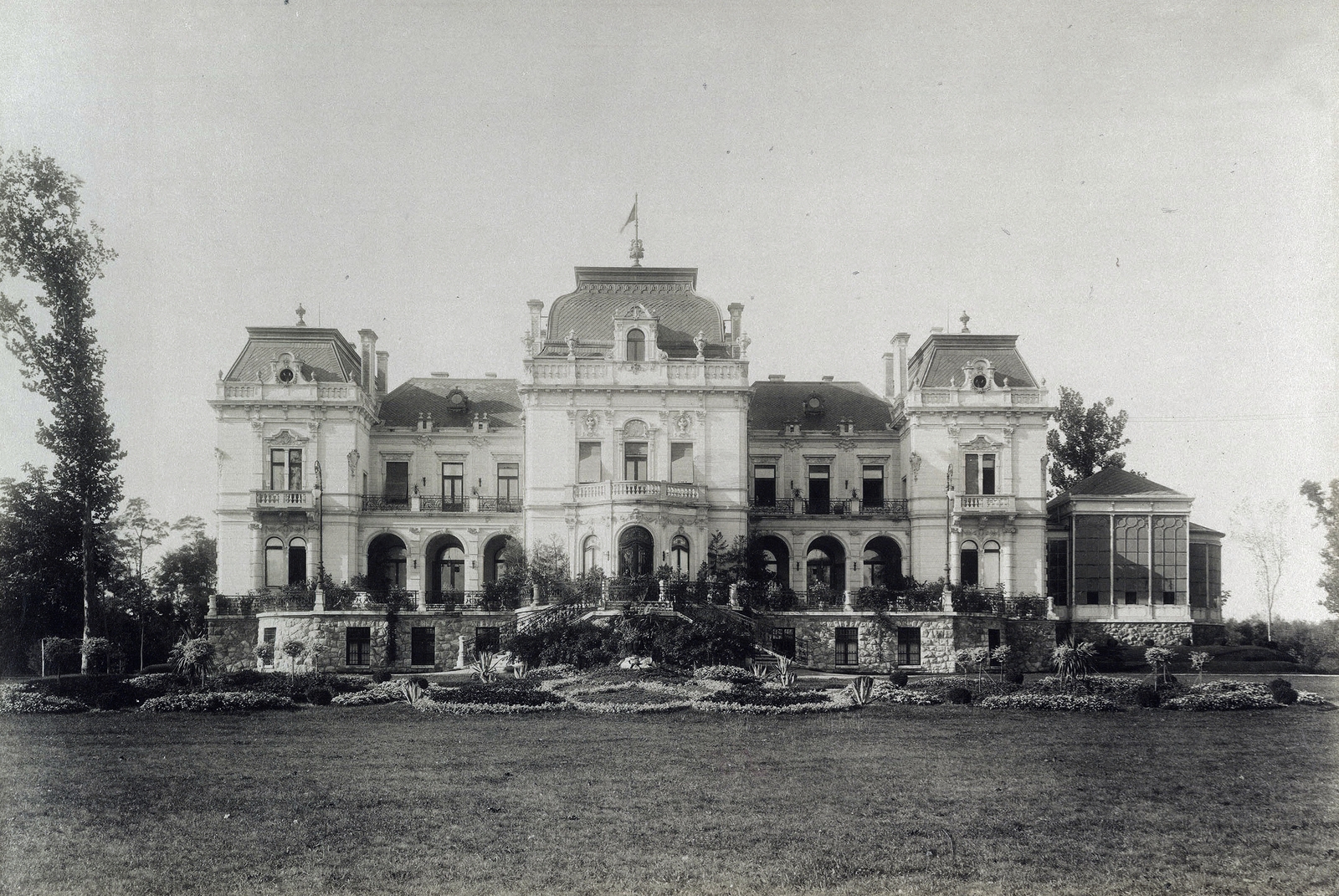 Magyarország, Tóalmás, Beretvás Endre kastélya (Andrássy-kastély), a park felől nézve. A felvétel 1895-1899 között készült. A kép forrását kérjük így adja meg: Fortepan / Budapest Főváros Levéltára. Levéltári jelzet: HU.BFL.XV.19.d.1.13.054, 1900, Budapest Főváros Levéltára / Klösz György fényképei, Klösz György, virágágyás, kastély, Fortepan #83565