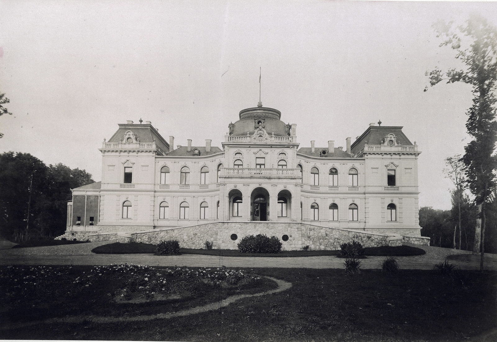 Magyarország, Tóalmás, Beretvás Endre kastélya (Andrássy-kastély), elölnézet. A felvétel 1895-1899 között készült. A kép forrását kérjük így adja meg: Fortepan / Budapest Főváros Levéltára. Levéltári jelzet: HU.BFL.XV.19.d.1.13.055, 1900, Budapest Főváros Levéltára / Klösz György fényképei, Klösz György, kastély, Fortepan #83566