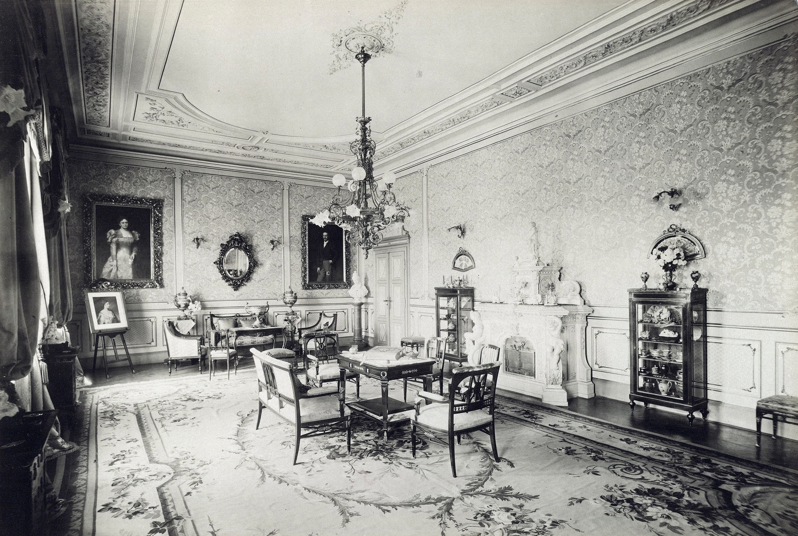 Magyarország, Mozsgó, Biedermann-kastély, szalon. A felvétel 1895-1899 között készült. A kép forrását kérjük így adja meg: Fortepan / Budapest Főváros Levéltára. Levéltári jelzet: HU.BFL.XV.19.d.1.13.057, 1900, Budapest Főváros Levéltára / Klösz György fényképei, Klösz György, enteriőr, csillár, festőállvány, kandalló, Fortepan #83568