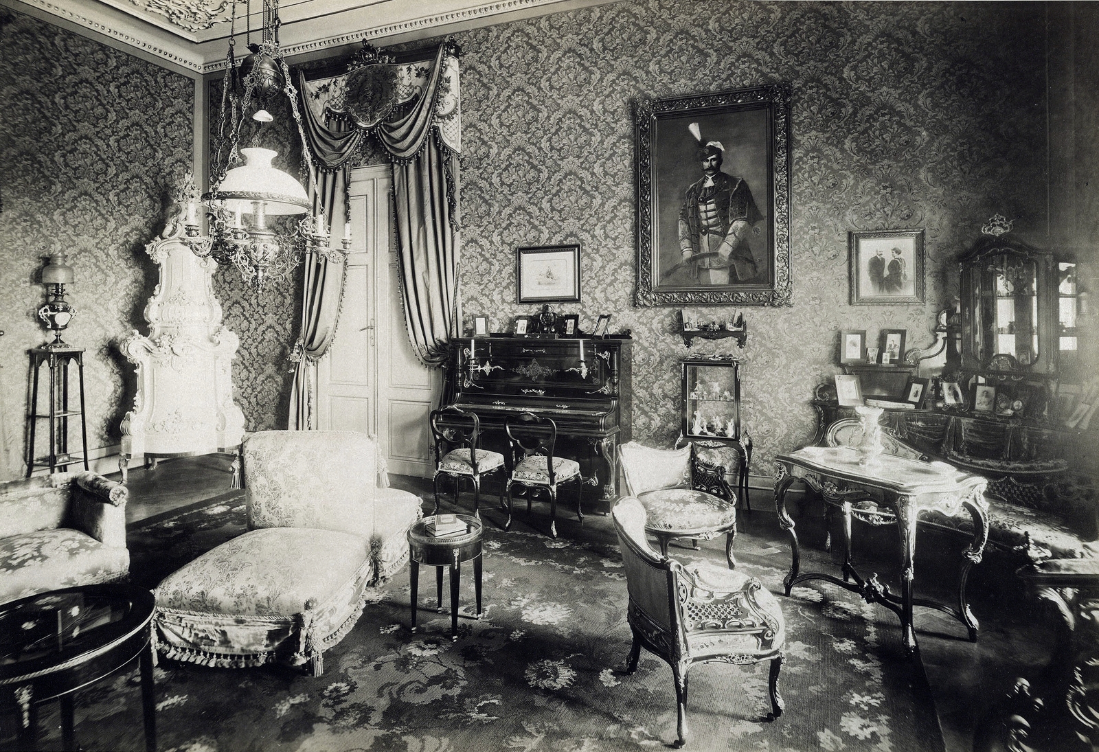 Magyarország, Lesencetomaj, a Hertelendy-kastély nagyszalonja. A felvétel 1895-1899 között készült. A kép forrását kérjük így adja meg: Fortepan / Budapest Főváros Levéltára. Levéltári jelzet: HU.BFL.XV.19.d.1.13.059, 1900, Budapest Főváros Levéltára / Klösz György fényképei, Klösz György, cserépkályha, enteriőr, csillár, barokk-stílus, tapéta, pianinó, petróleumlámpa, Fortepan #83570