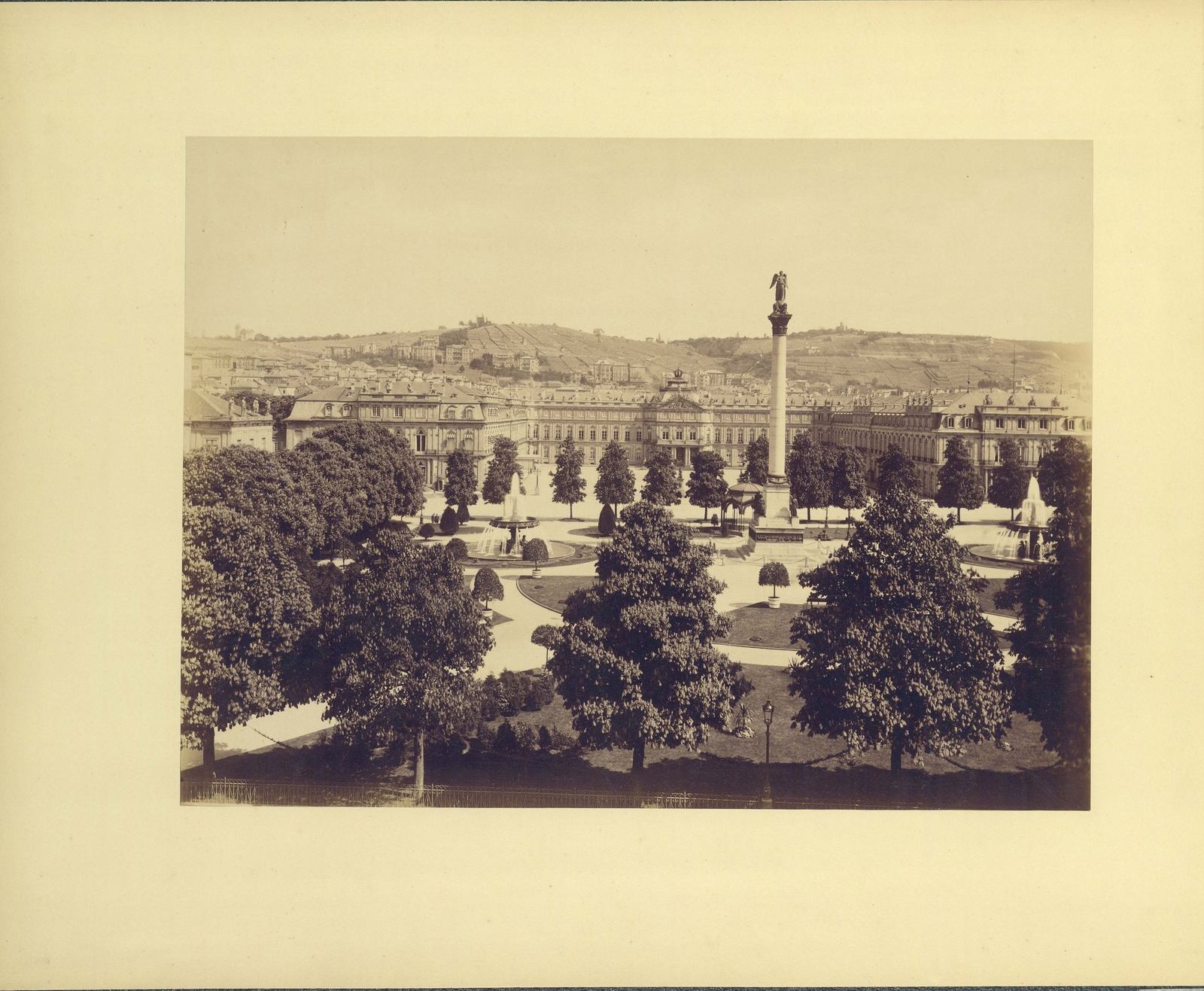 Németország, Stuttgart, "Georg Friedrich Brandseph német fotográfus felvétele Stuttgartról: az Új Kastély (Neuenschloss) és a Kastély tér (Schlossplatz)." A kép forrását kérjük így adja meg: Fortepan / Budapest Főváros Levéltára. Levéltári jelzet: HU.BFL.XV.19.d.1.22.010, 1900, Budapest Főváros Levéltára / Georg Friedrich Brandseph, Georg Friedrich Brandseph, szökőkút, szobor, emlékmű, barokk-stílus, palota, obeliszk, oszlop, Johann Michael Knapp-terv, Leopoldo Retti-terv, Philippe de La Guêpière-terv, Reinhard Ferdinand Heinrich Fischer-terv, Nikolaus Friedrich von Thouret-terv, Concordia-ábrázolás, Ludwig von Hofer-terv, Fortepan #83578