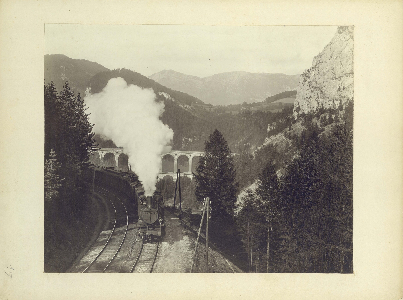 Austria, Shepetivka, a Semmeringbahn, háttérben a Kalte Rinne viadukt. A kép forrását kérjük így adja meg: Fortepan / Budapest Főváros Levéltára. Levéltári jelzet: HU.BFL.XV.19.d.1.22.017, 1900, train, viaduct, Fortepan #83582