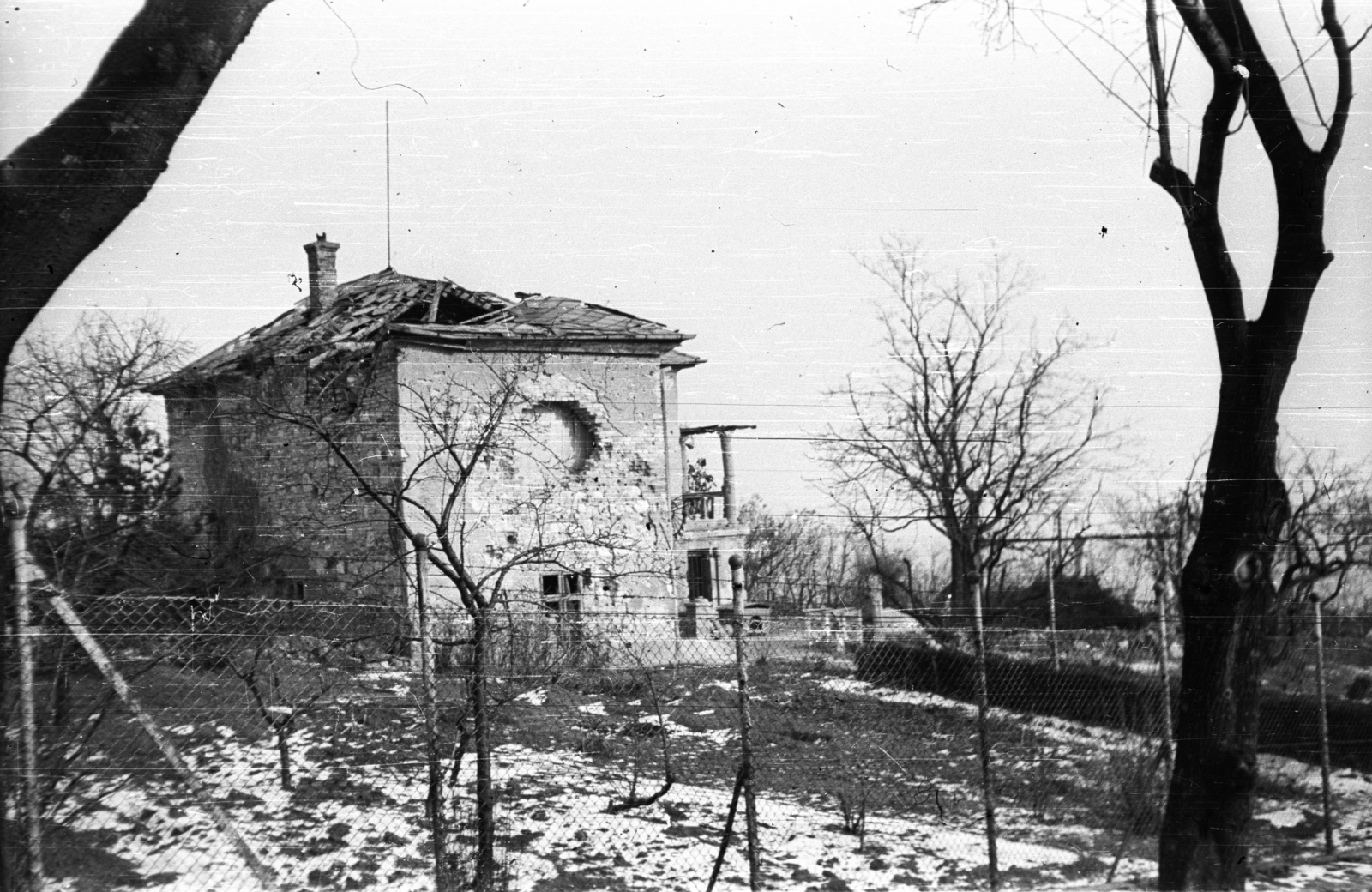 Hungary, Budapest XII., 1945, Ebner, Budapest, wood, war damage, damaged building, chain-link fence, Fortepan #83610