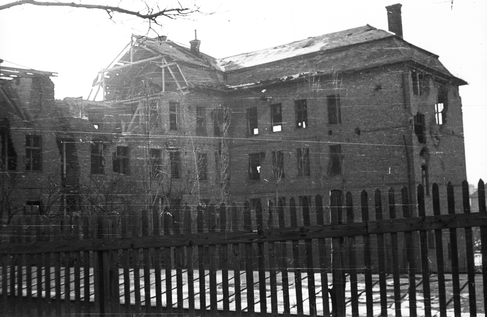 Hungary, Budapest XII., Istenhegyi út 32., a Szent József Fiúnevelő Intézet elemi és polgári fiúiskolája (később Osztrák-Magyar Európaiskola)., 1945, Ebner, Budapest, war damage, damaged building, fence, Fortepan #83612
