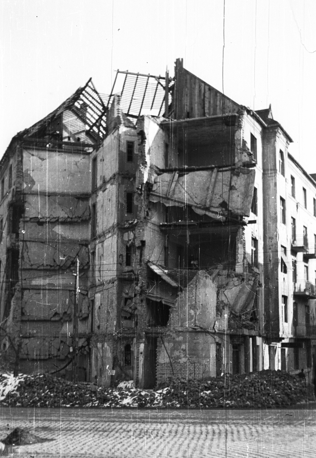 Hungary, Budapest XII., Böszörményi úti épület a Királyhágó utca és az Ugocsa utca között a Királyhágó tér felől nézve., 1945, Ebner, war damage, damaged building, Budapest, Fortepan #83614