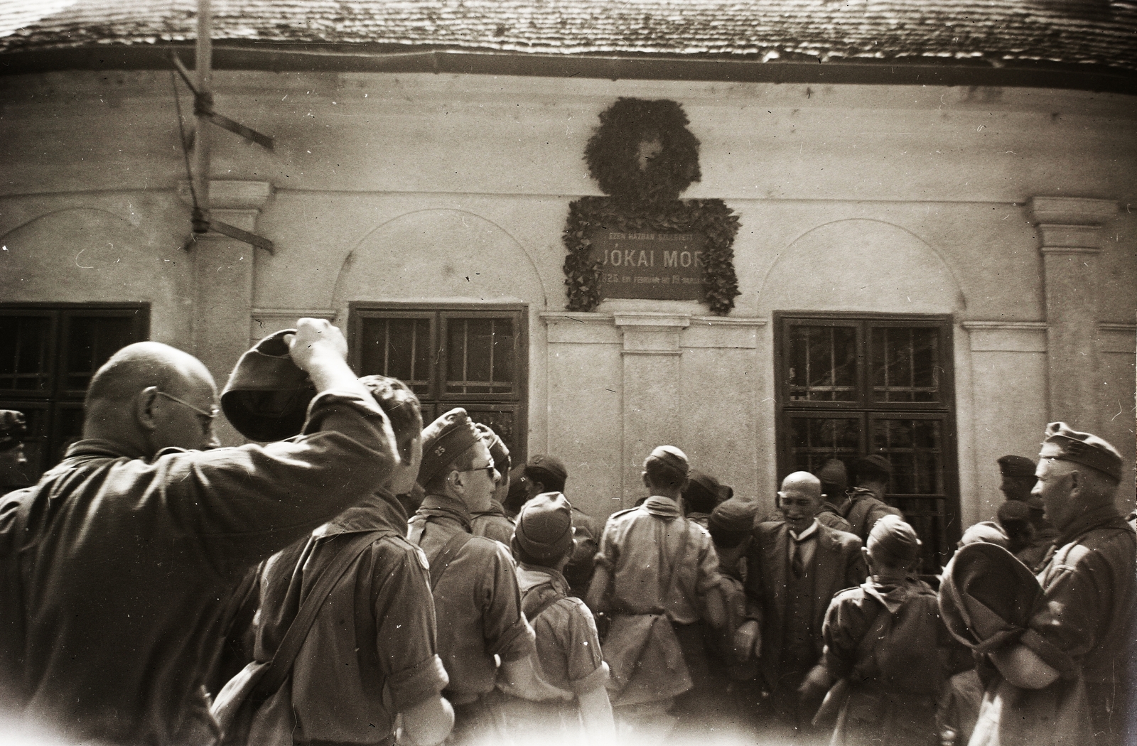 Slovakia, Komarno, Király püspök utca 10., Jókai Mór szülőháza. A felvétel a Felvidék visszacsatolása után, a Budai Ciszterci Szent Imre Gimnázium cserkészcsapatának kirándulásán készült., 1939, Ebner, scouting, memorial plaque, Fortepan #83626