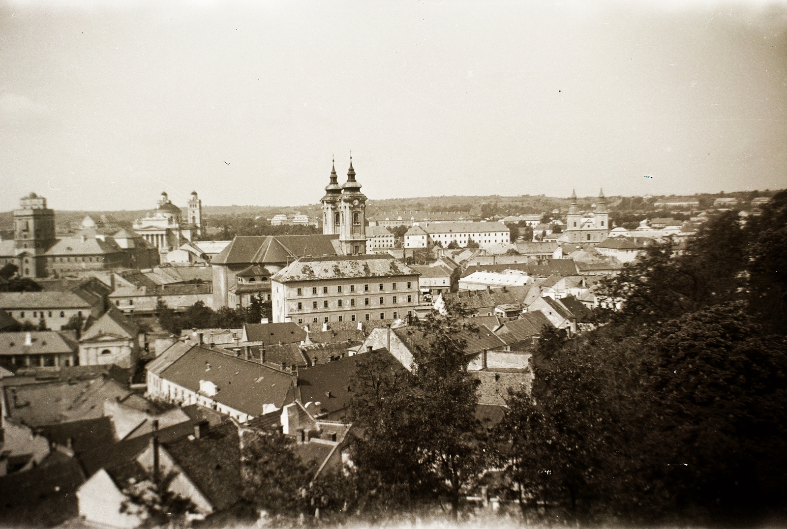 Magyarország, Eger, látkép a várból. Balról a Líceum, a Főszékesegyház, a Minorita templom és a Ciszterci templom., 1939, Ebner, templom, Bazilika, látkép, barokk-stílus, középület, klasszicizmus, székesegyház, Hild József-terv, Josef Ignaz Gerl-terv, Fellner Jakab-terv, Grossmann József-terv, Fortepan #83629