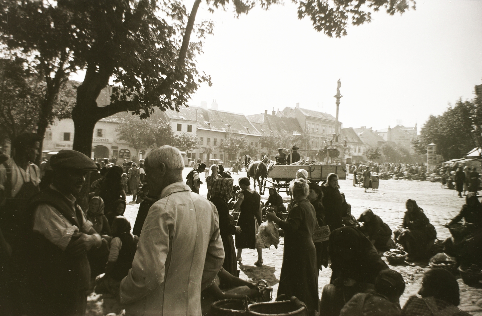 Magyarország, Sopron, Várkerületi piac a Kisvárkerület felől, háttérben a Mária-oszlop., 1939, Ebner, piac, Fortepan #83643