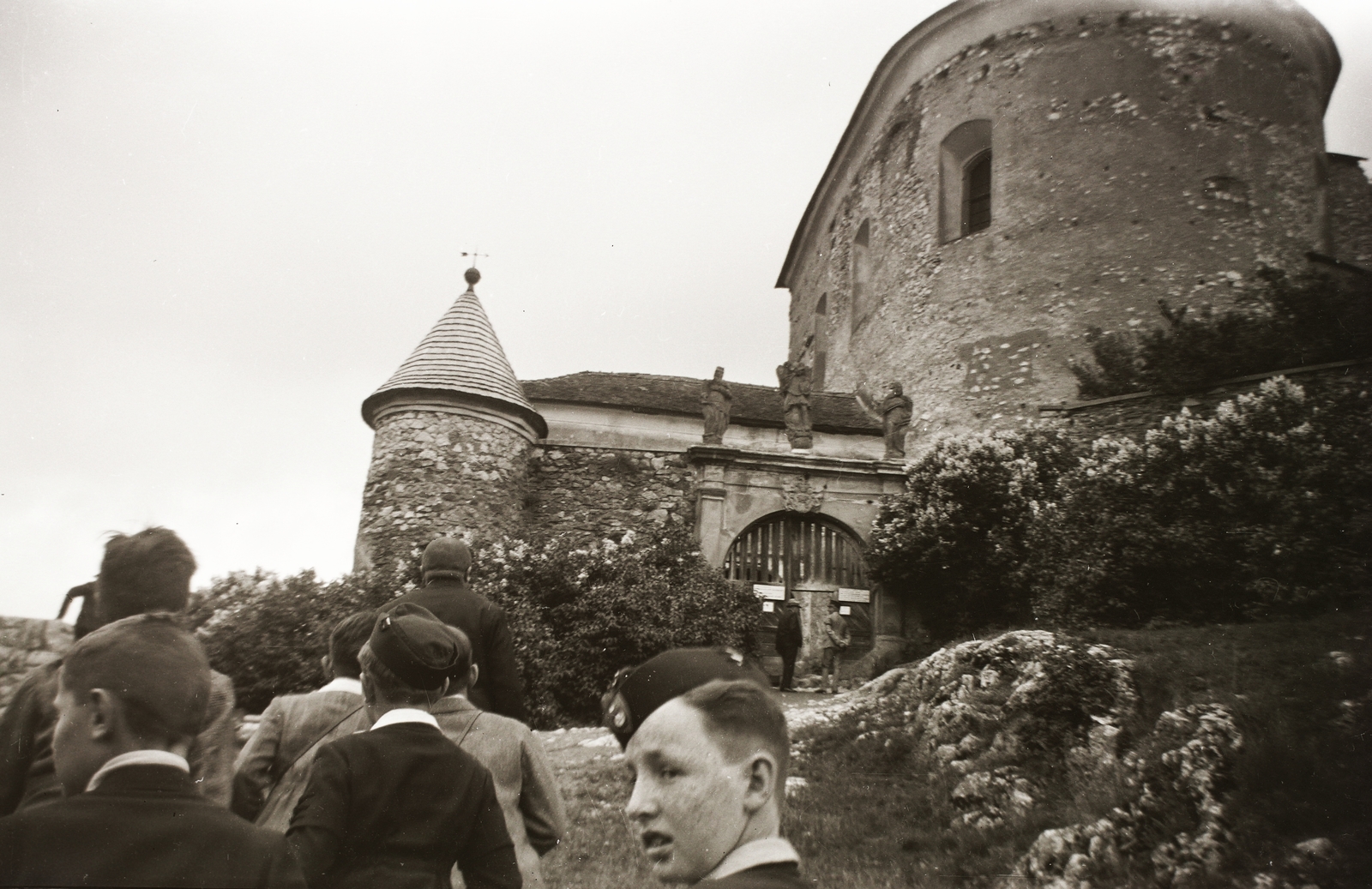 Slovakia, Krásnohorské Podhradie, Krasznahorka vára. A felvétel a Felvidék visszacsatolása után, a Budai Ciszterci Szent Imre Gimnázium cserkészcsapatának kirándulásán készült., 1939, Ebner, scouting, castle, National Heritage, Fortepan #83645