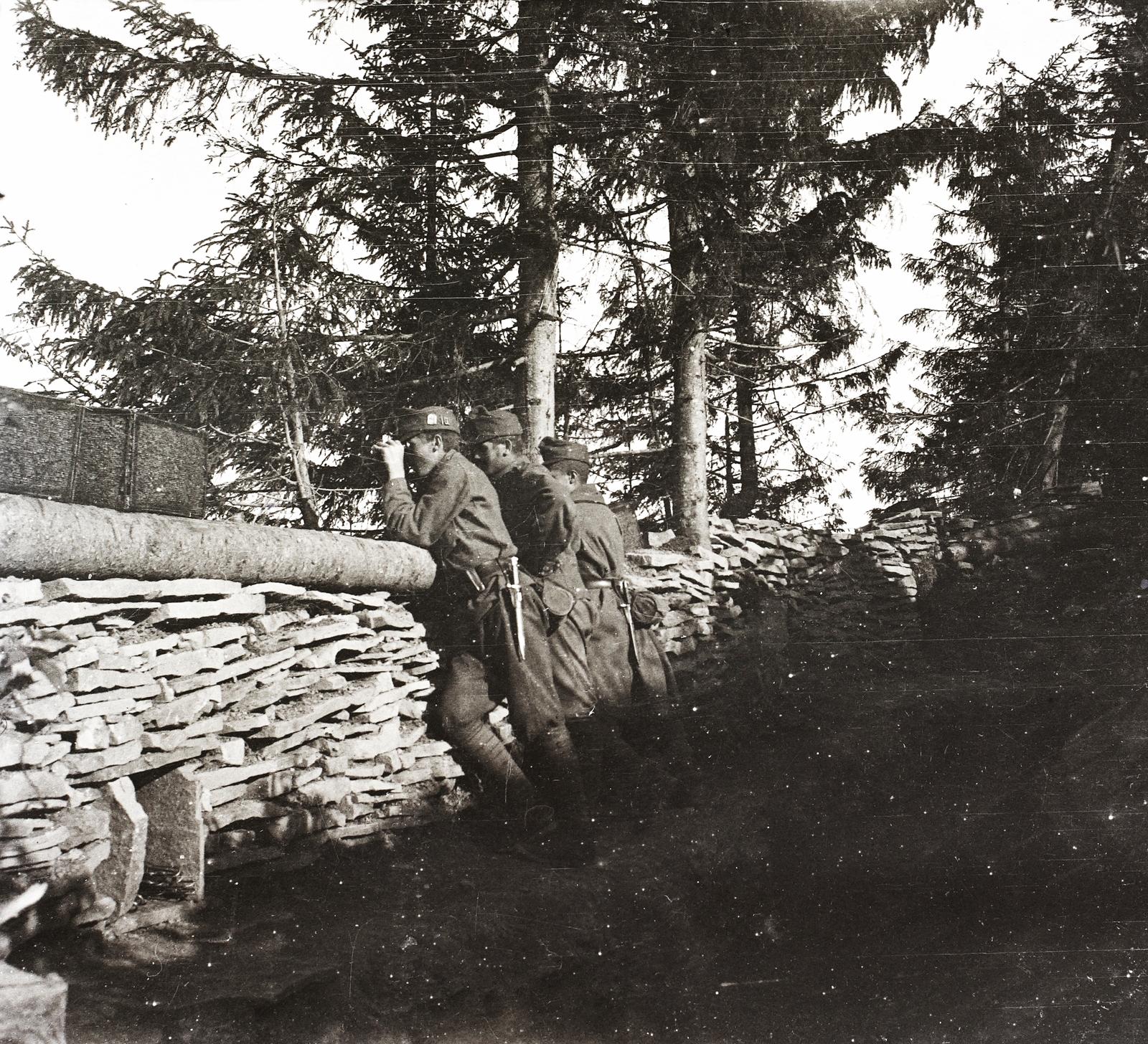 Románia,Erdély, Csíkszentmárton, megfigyelőpont a község közelében a Káposztás havasokban., 1917, Ebner, első világháború, katonaság, látcső, tőr, bajonett, támfal, Fortepan #83653