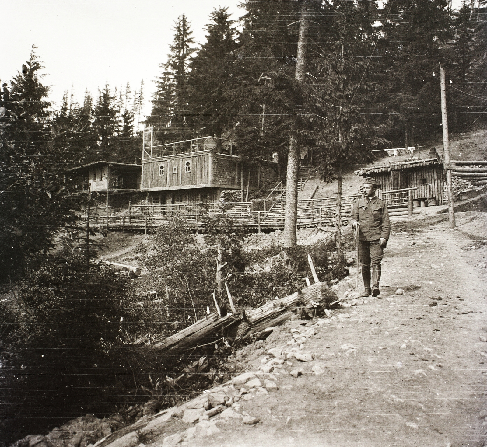 Románia,Erdély, Csíkszentmárton, harcálláspont a község közelében a Káposztás havasokban., 1917, Ebner, első világháború, légvezeték, katona, fenyőerdő, hegyoldal, katonai tábor, barakk, Fortepan #83658