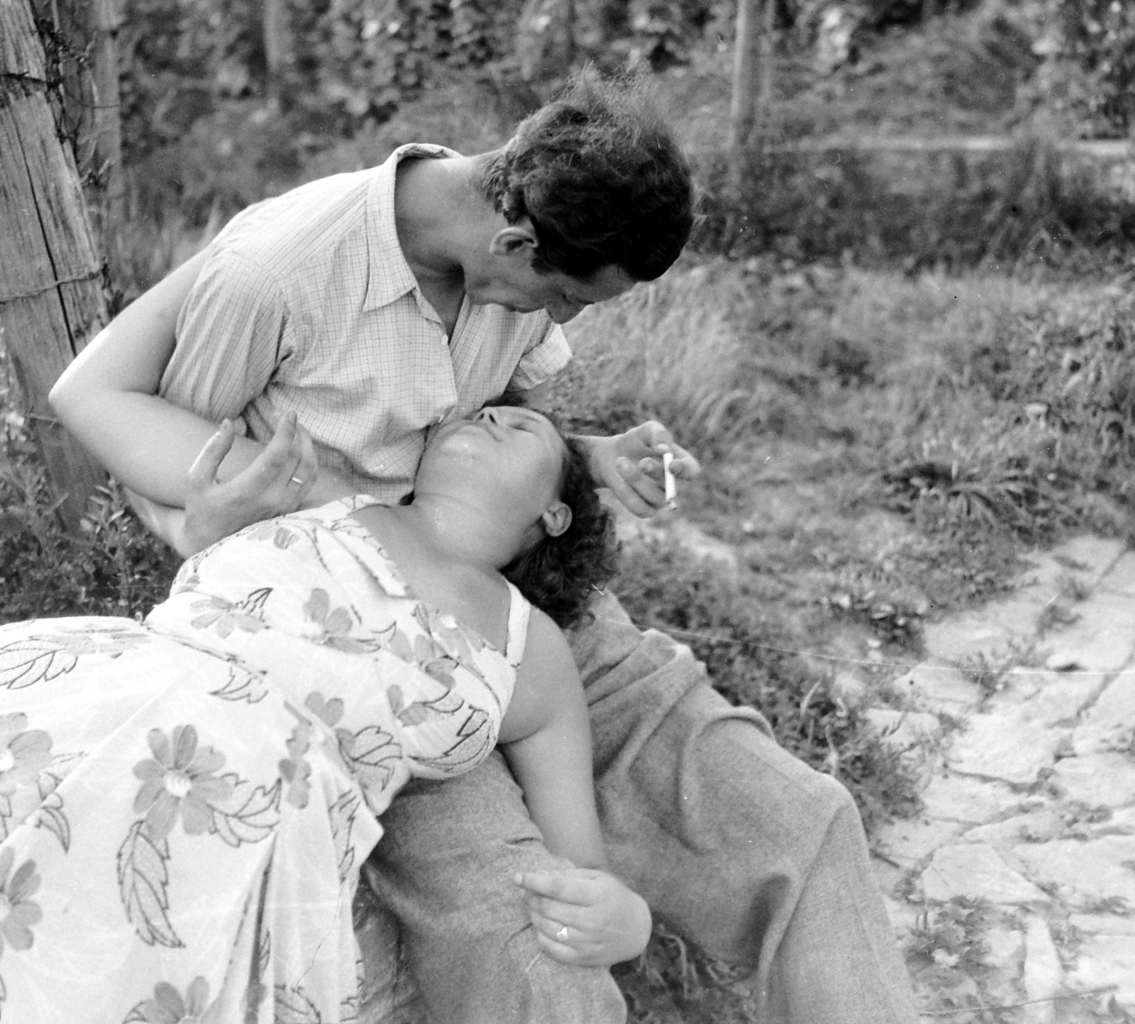 Hungary,Lake Balaton, Badacsonytomaj, út közben a Kisfaludy-ház felé., 1954, Fortepan, cigarette, smoking, love, grape, man, woman, double portrait, closed eyes, Fortepan #8366