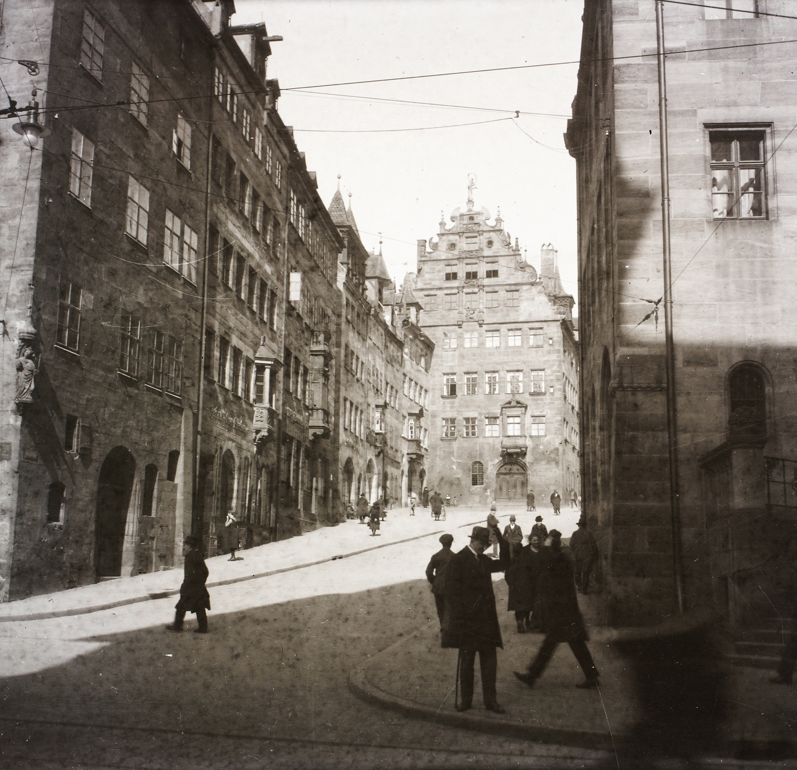 Németország, Nürnberg, Burgstraße a Theresienstrasse felől nézve., 1939, Ebner, járókelő, utcakép, építészet, múzeum, Fortepan #83670