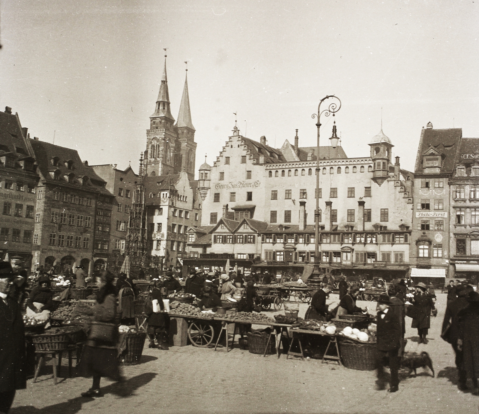 Germany, Nuremberg, Hauptmarkt, háttérben a Sebalduskirche tornyai., 1939, Ebner, church, market, square, street view, basket, lamp post, tower, Fortepan #83672