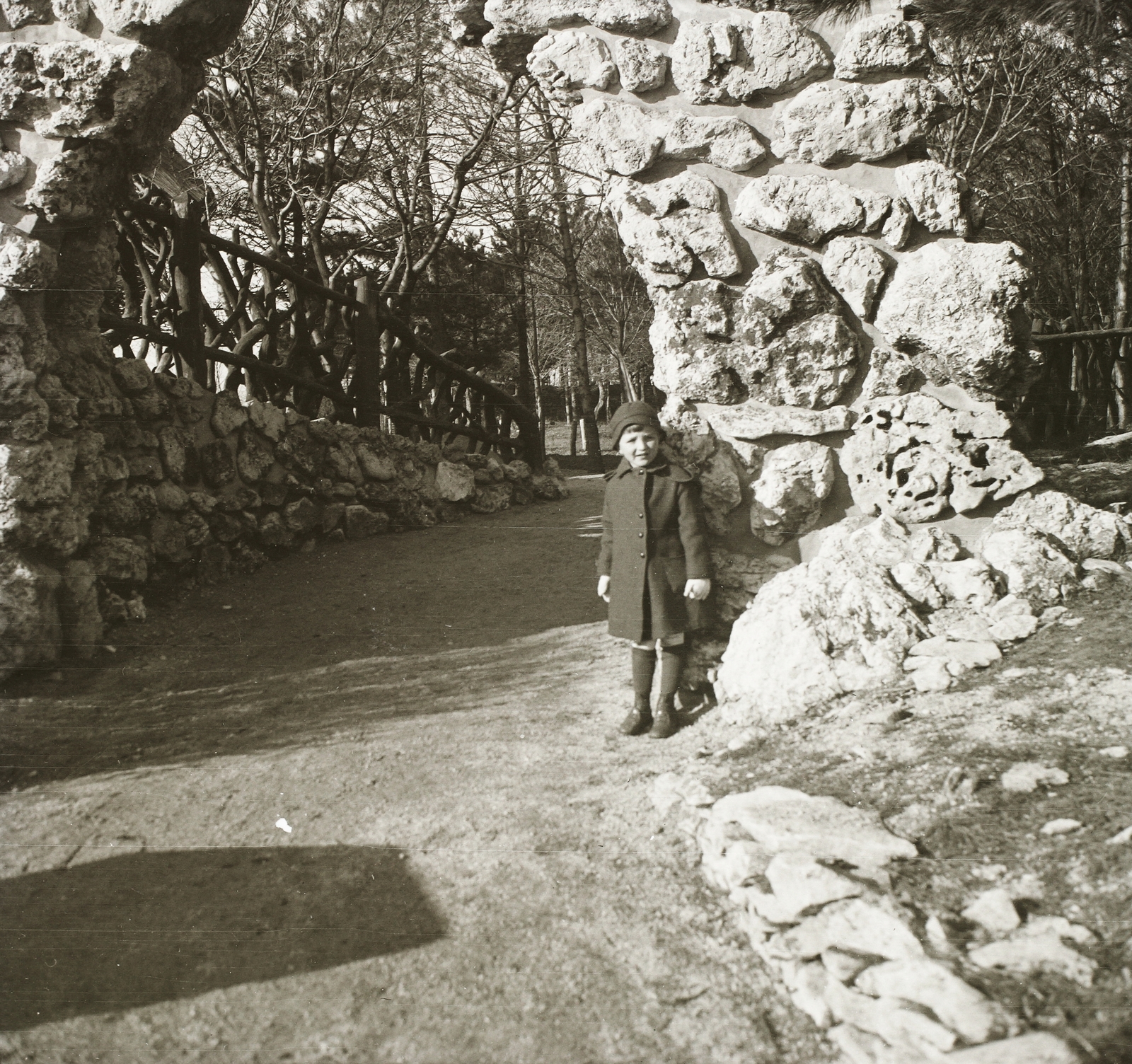 Magyarország, Budapest II., Látó-hegy / Gugger-hegy az Árpád kilátónál., 1931, Ebner, kapu, kilátó, szikla, gyerek, Budapest, Fortepan #83703