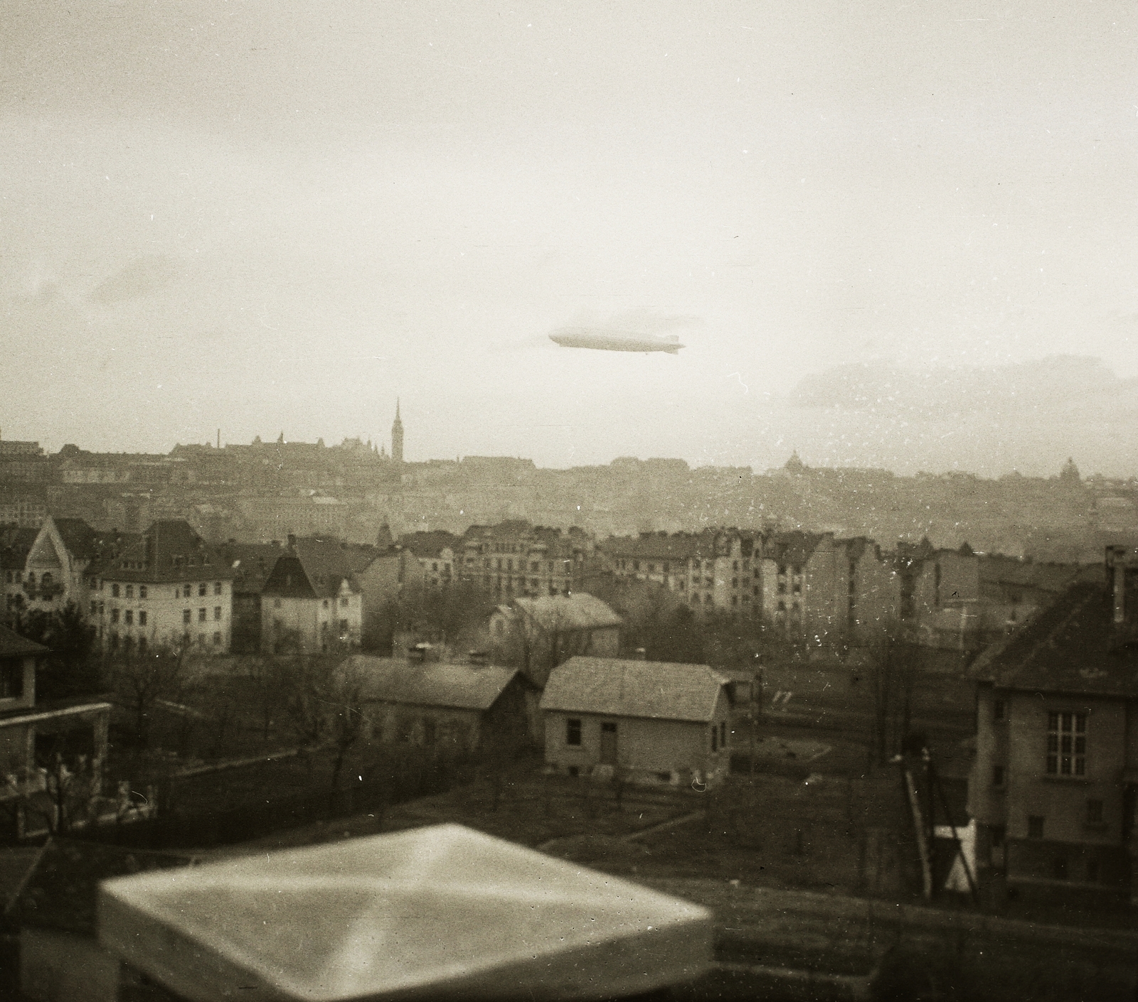 Hungary, Budapest XII., előtérben az Ügyész utca, szemben a Kék Golyó utca házsora, felette a budai Vár és a Graf Zeppelin léghajó., 1931, Ebner, air-ship, Budapest, Fortepan #83706