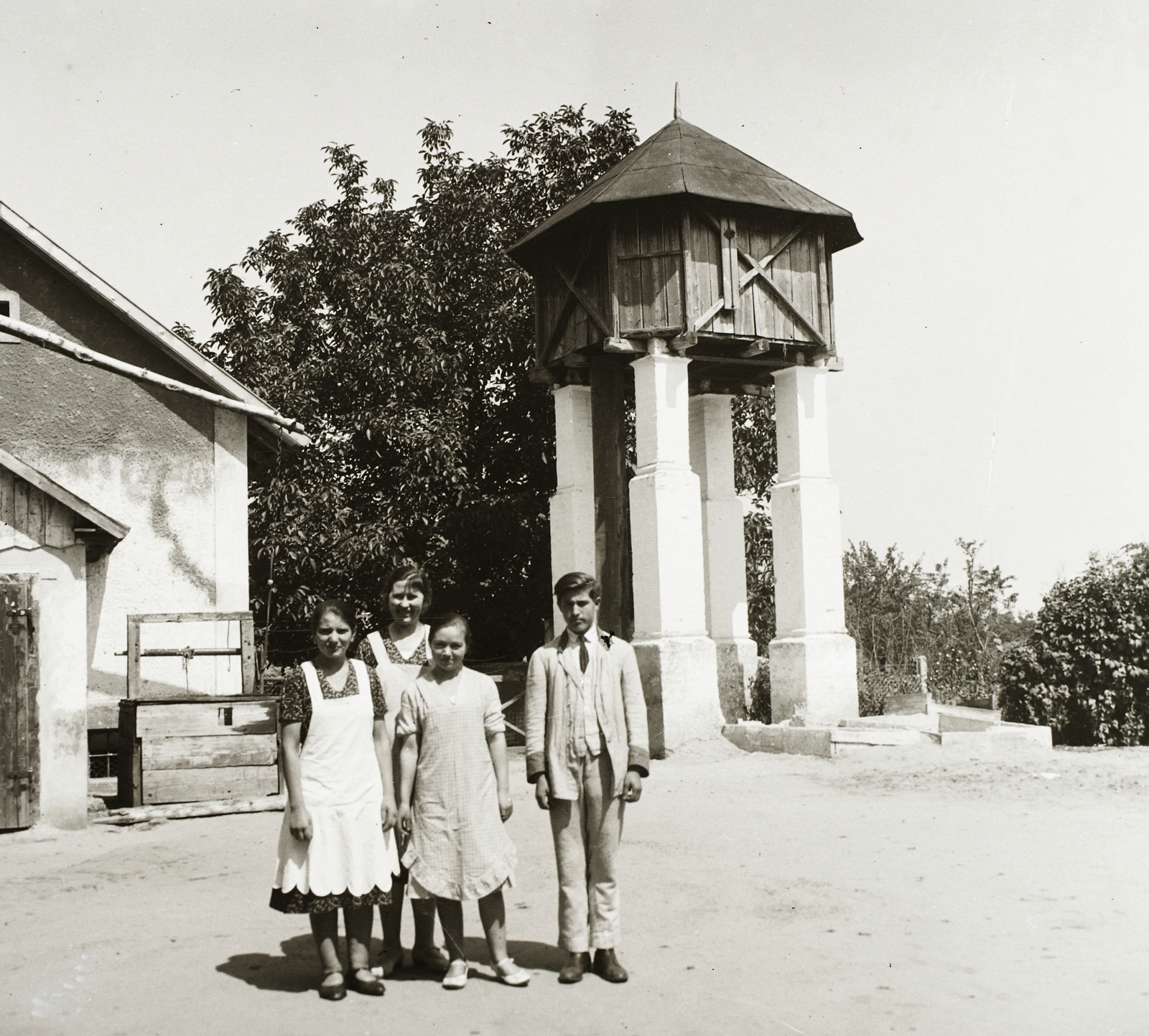 Hungary, Dombiratos, 1932, Ebner, tableau, draw well, apron, Fortepan #83712