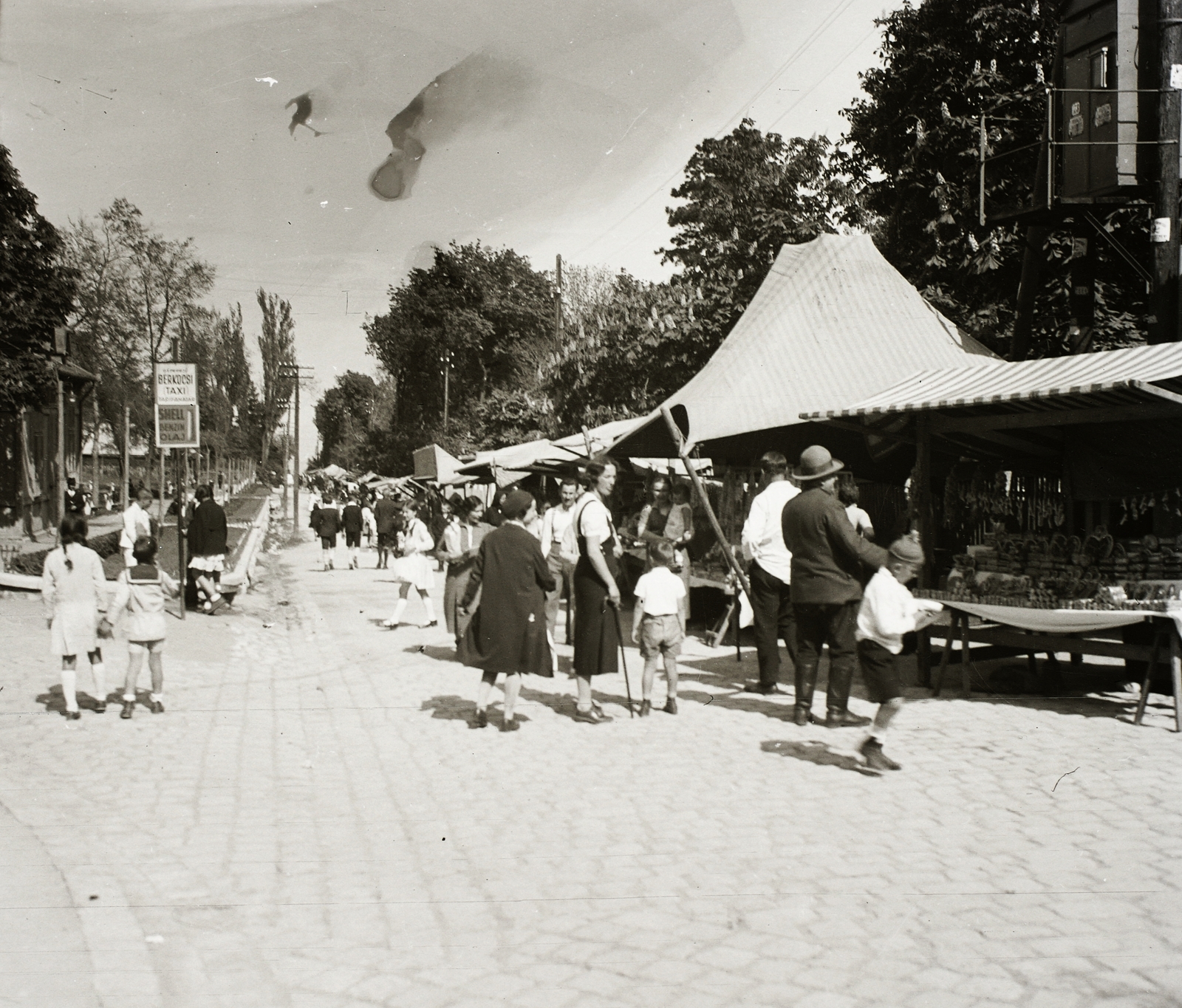 Hungary, Budapest XII., búcsú a Diana utcában a Költő utca felől nézve., 1932, Ebner, ad, hat, market, street view, genre painting, taxicab stand, Shell-brand, Budapest, Fortepan #83723