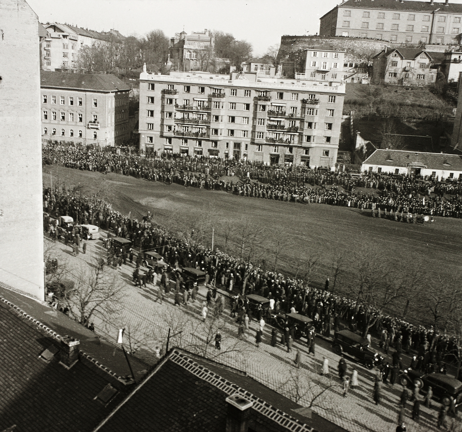 Magyarország, Budapest XII.,Budapest I., előtérben a Krisztina körút, szemben az Attila út házai. Horthy Miklós 15 éves kormányzói jubileuma alkalmából tartott ünnepség a Vérmezőn., 1935, Ebner, Budapest, Fortepan #83730