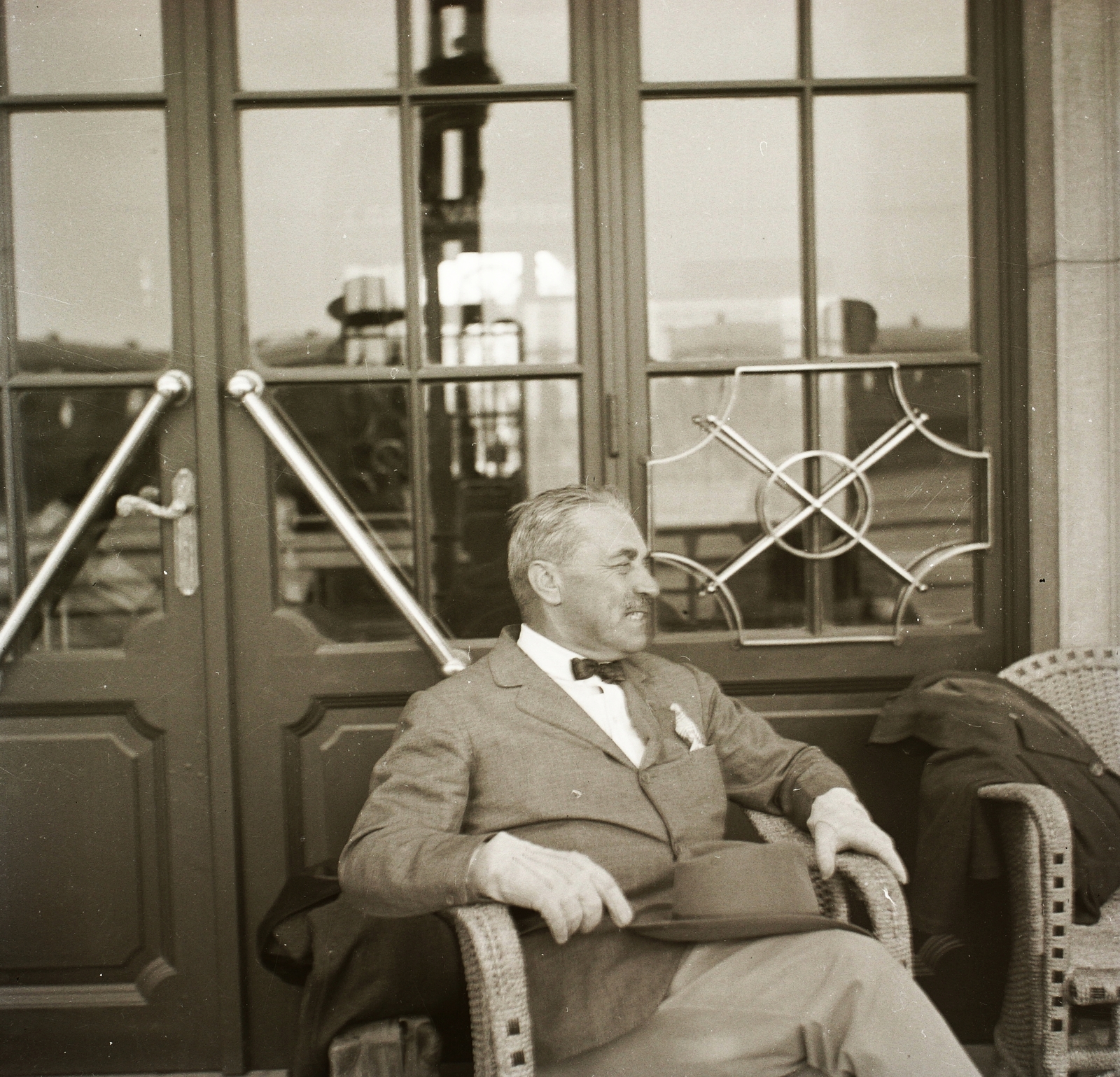 Hungary, Békéscsaba, vasútállomás, gróf Somssich László mezőgazdász, az Országos Magyar Gazdasági Egyesület elnöke., 1935, Ebner, hat, wicker chair, man, bow tie, hat on knees, Fortepan #83748