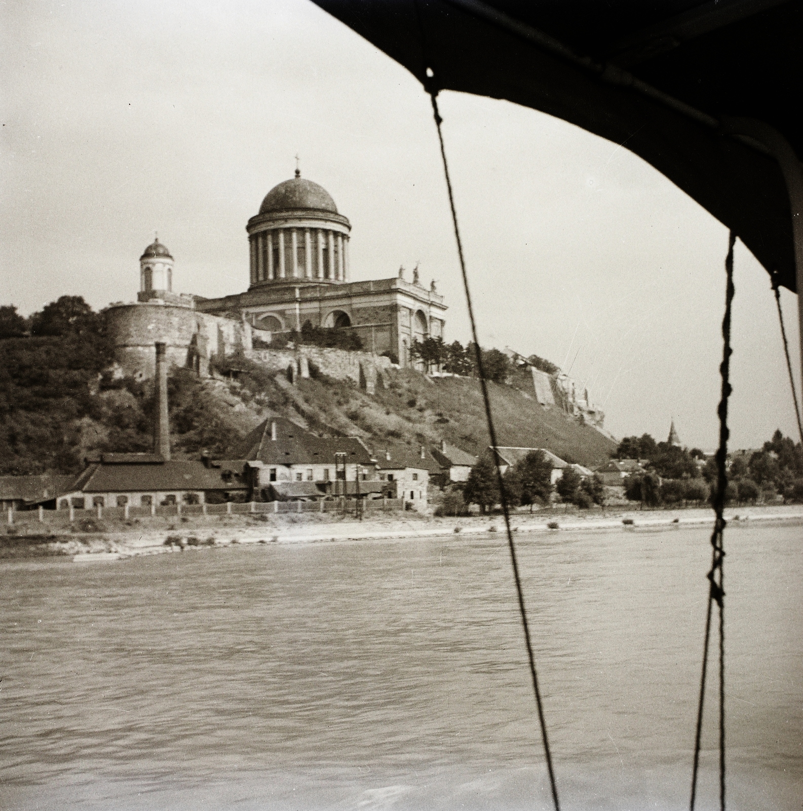 Hungary, Esztergom, Bazilika a Dunáról nézve, előtérben balra az Özicseli Hadzsi Ibrahim-dzsámi a minarettel., 1935, Ebner, religion, architecture, basilica, picture, Classicism, dome, Danube's shore, Fortepan #83761