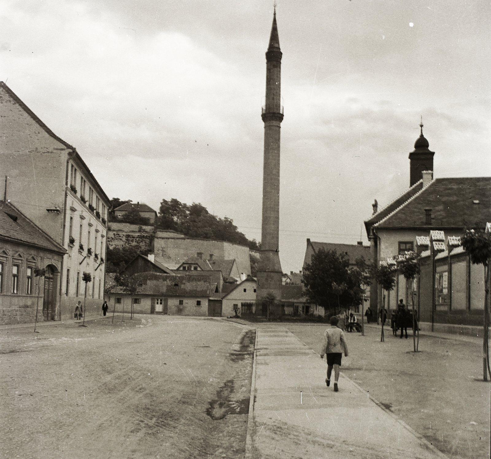 Hungary, Eger, Minaret a Knézich Károly utcából nézve, jobbra a Szent Sebestyén vértanú templom (volt Irgalmasok temploma)., 1939, Ebner, monument, street view, mosque, Fortepan #83764