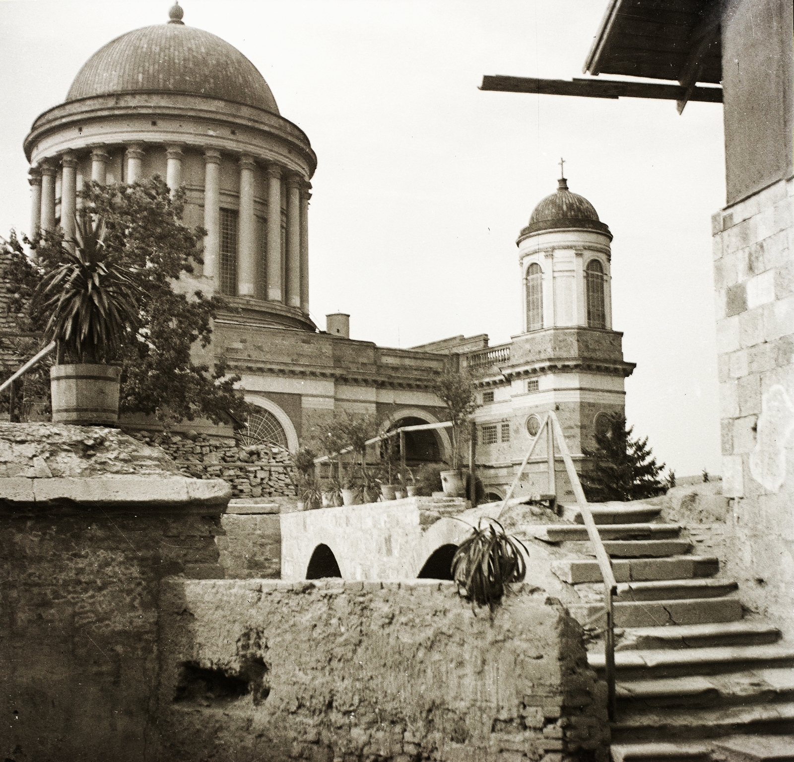 Magyarország, Esztergom, a Bazilika kupolája a várkápolna bejáratától nézve., 1935, Ebner, vallás, korlát, Bazilika, épület, klasszicizmus, kereszt_jelkép, oszlop, kupola, kőfal, harangtorony, lépcsősor, Fortepan #83766