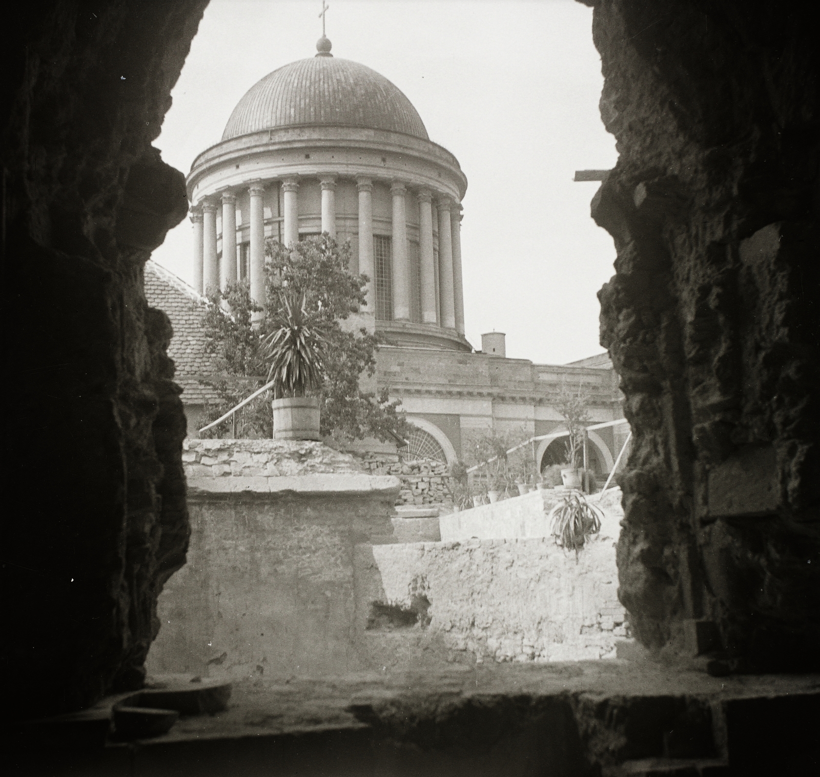 Hungary, Esztergom, a Bazilika kupolája a várkápolnától nézve., 1935, Ebner, religion, monument, cross, dome, Fortepan #83780