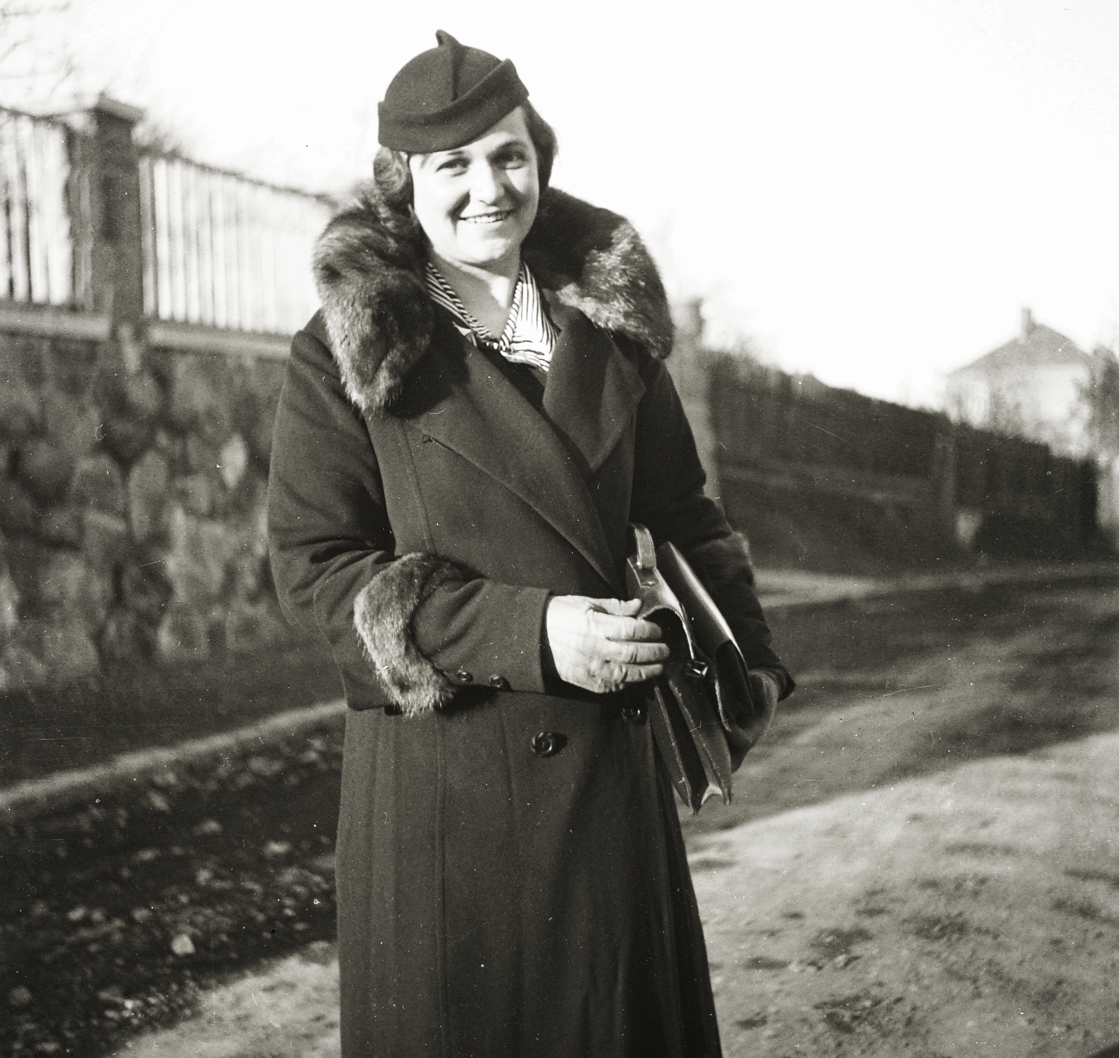 Hungary, Budapest XII., Tóth Lőrinc utca., 1935, Ebner, portrait, hat, smile, woman, bag, coat, fur, Budapest, Fortepan #83786