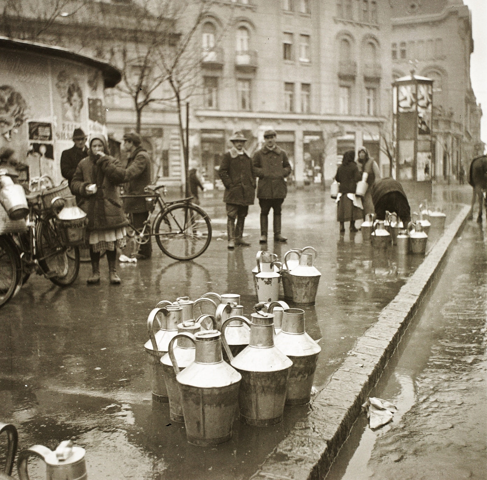 Magyarország, Szeged, Tisza Lajos körút, artézi kút (az Anna-kút elődje), háttérben a Református palota., 1936, Ebner, kerékpár, plakát, kút, kanna, vízhordás, Fortepan #83797