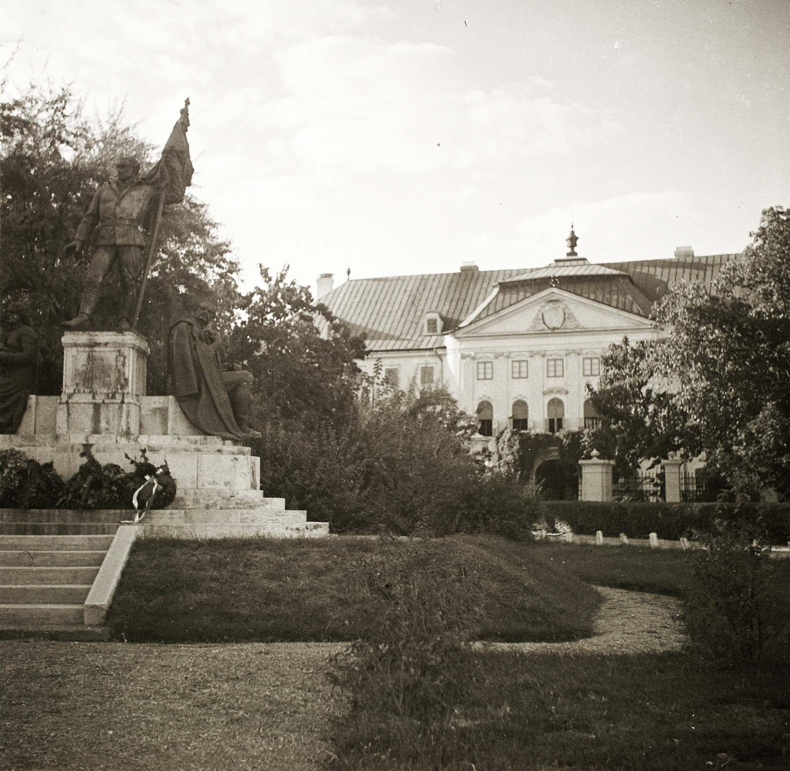 Hungary, Kalocsa, Szentháromság tér, Hősi emlékmű (Sidló Ferenc, 1930.), háttérben az Érseki palota., 1940, Ebner, monument, Baroque-style, bishop's palace, Gáspár Oswald-design, Fortepan #83801