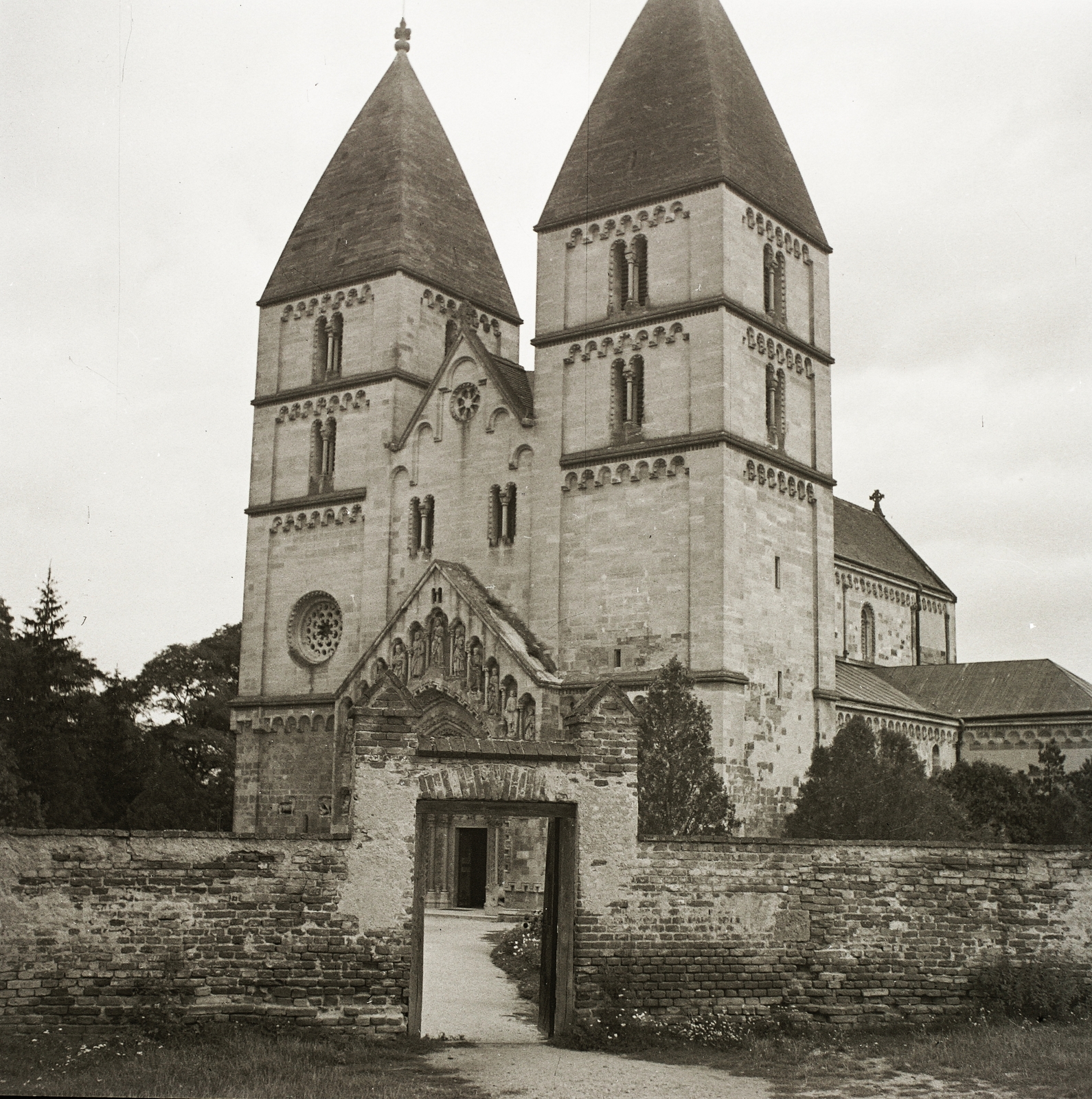 Hungary, Ják, Apátsági templom., 1936, Ebner, monument, church, gate, architecture, Romanesque Architecture, brick fence, stone fence, Fortepan #83803