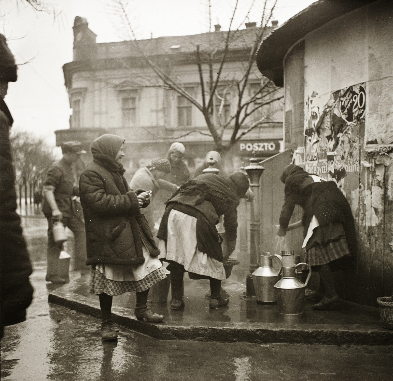 Hungary, Szeged, Tisza Lajos körút, artézi kút (az Anna-kút elődje), háttérben a Bruckner-ház., 1936, Ebner, poster, well, folk costume, can, carrying water, Fortepan #83806