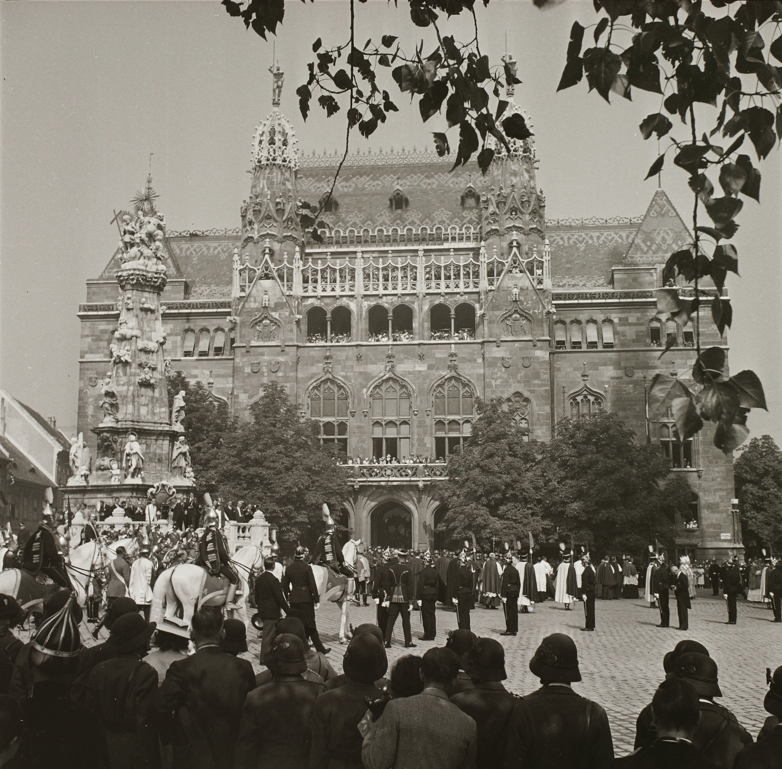 Magyarország, budai Vár, Budapest I., Szentháromság tér, Szentháromság-szobor, mögötte a Pénzügyminisztérium. Szent István nap, Szent Jobb körmenet., 1936, Ebner, rendőr, körmenet, testőr, középület, neogótika, koronaőrség, Budapest, Fellner Sándor-terv, Fortepan #83812