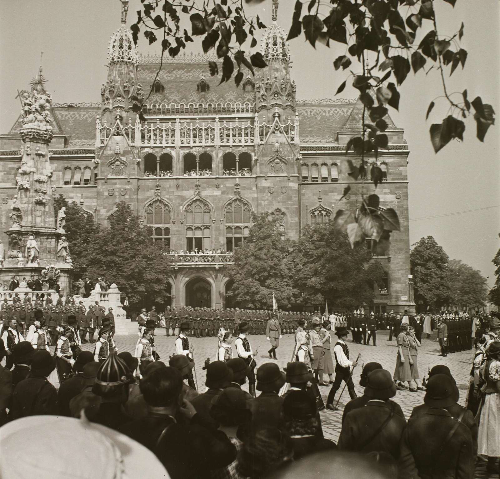 Hungary, Budapest I., Szentháromság tér, Szentháromság-szobor, mögötte a Pénzügyminisztérium. Szent István nap, Szent Jobb körmenet., 1936, Ebner, cop, folk costume, public building, Neo-Gothic-style, Budapest, Sándor Fellner-design, Fortepan #83813