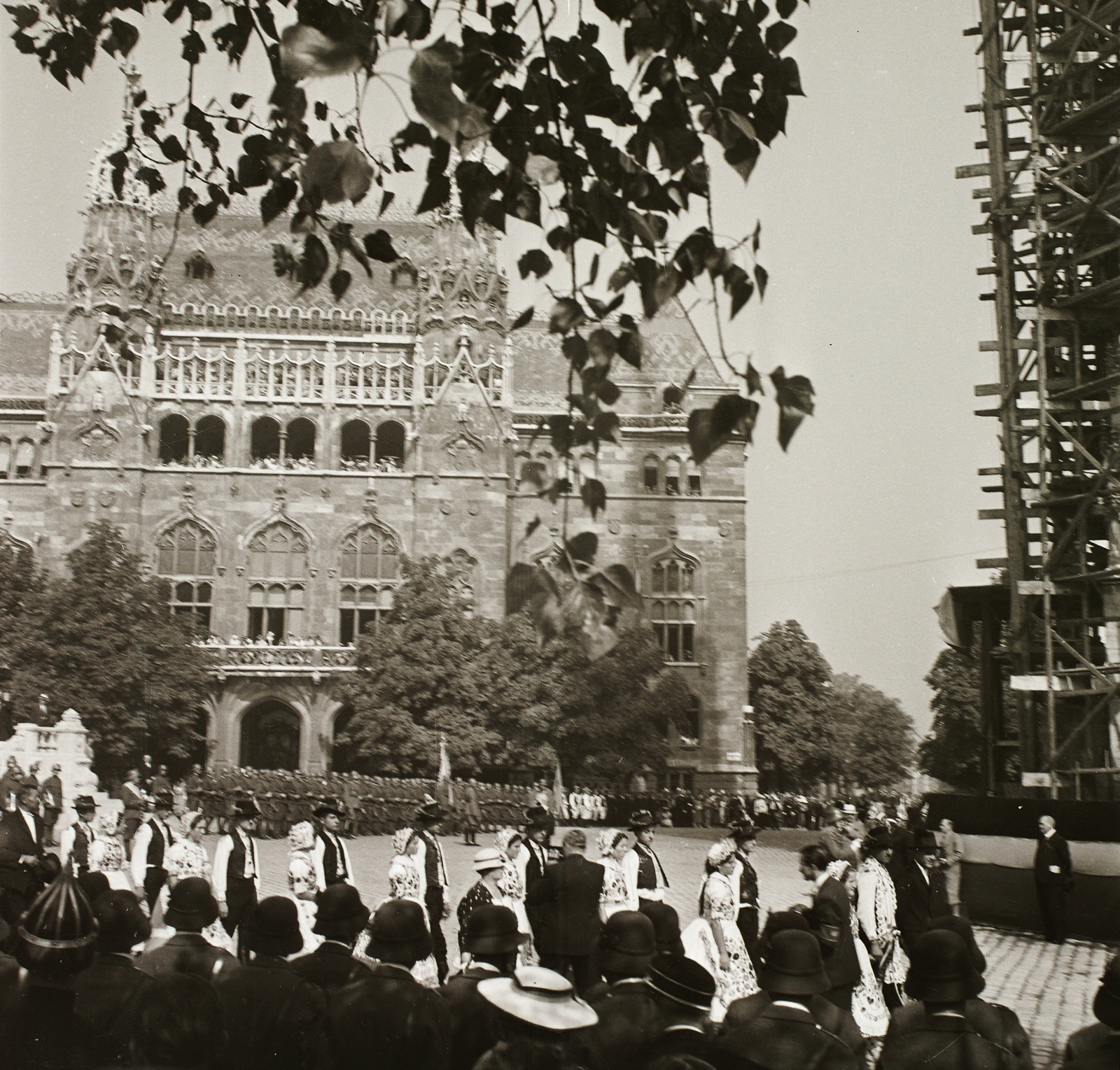 Hungary, Budapest I., Szentháromság tér, szemben a Pénzügyminisztérium épülete, jobbra a felállványozott Mátyás-templom. Szent István nap, Szent Jobb körmenet., 1936, Ebner, procession, folk costume, public building, Neo-Gothic-style, Budapest, Sándor Fellner-design, Fortepan #83815