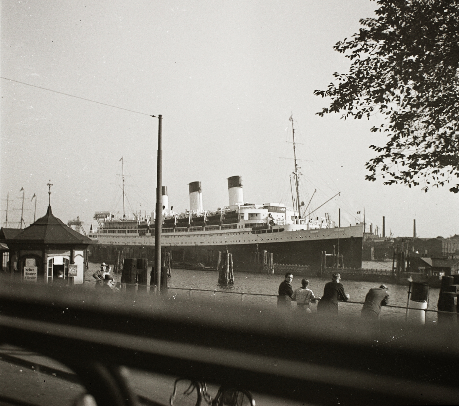 Germany, Hamburg, kikötő, szemben a Cap Arcona német óceánjáró hajó., 1937, Ebner, ship, port, cruise ship, Cap Arcona-ship, Fortepan #83834