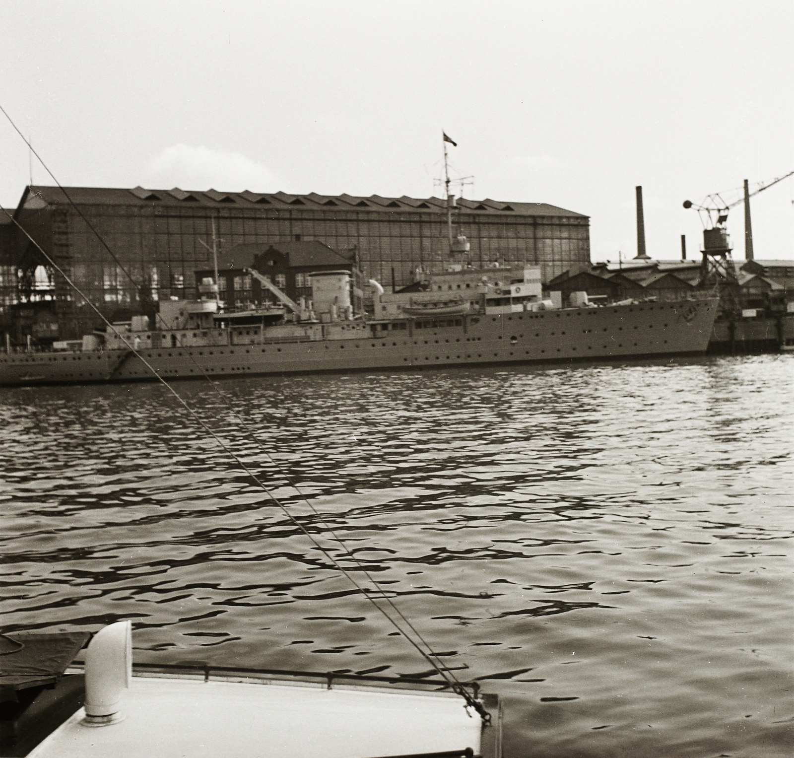 Germany, Hamburg, kikötő, szemben a német haditengerészet Saar tengeralattjáró-ellátóhajója., 1937, Ebner, ship, warship, port, Fortepan #83838