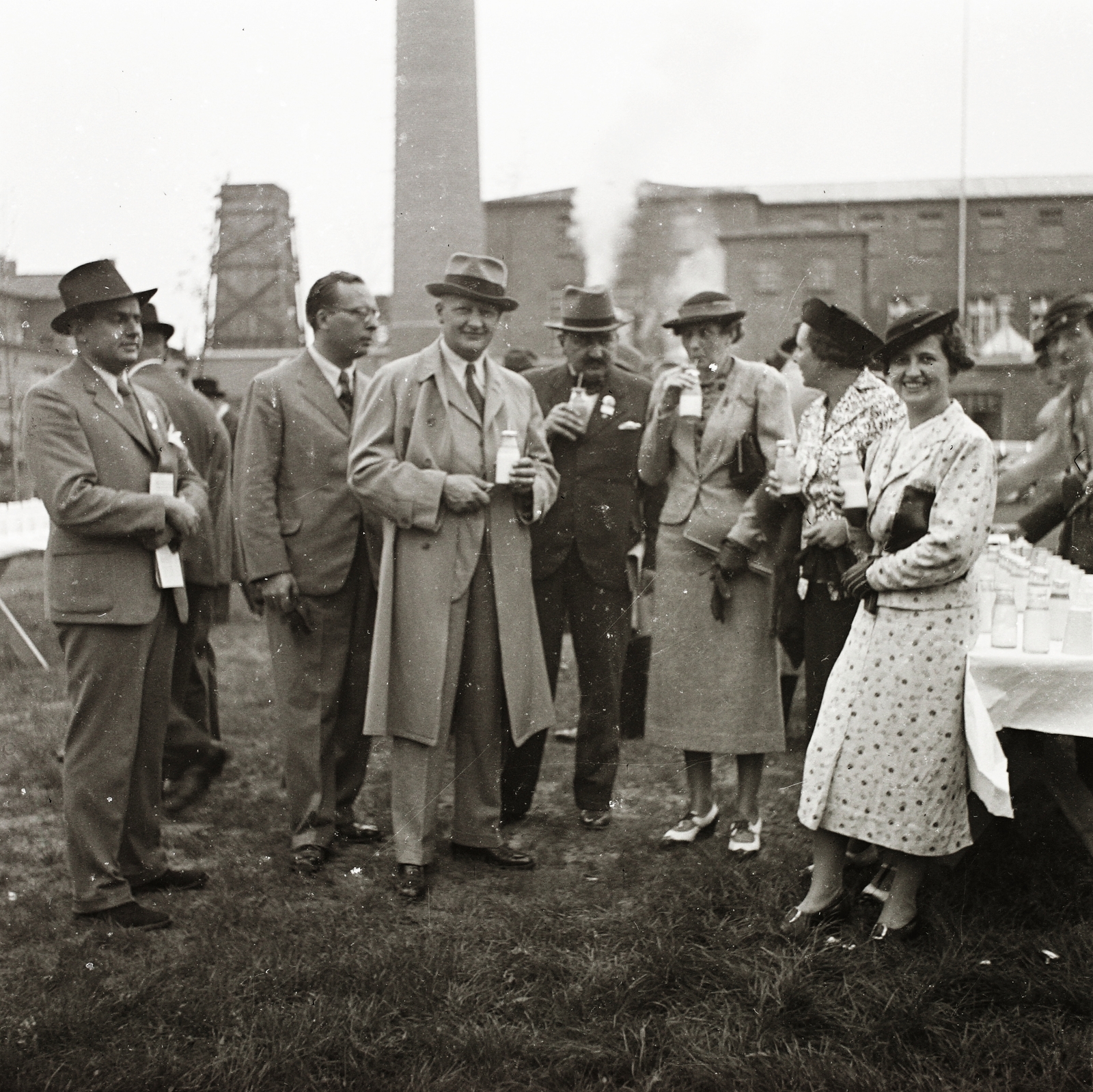 Hungary, középen tejesüveggel a kezében báró Vay László földművelésügyi államtitkár, a Magyar Élet Pártja (MÉP) elnöke, 1937, Ebner, Fortepan #83840