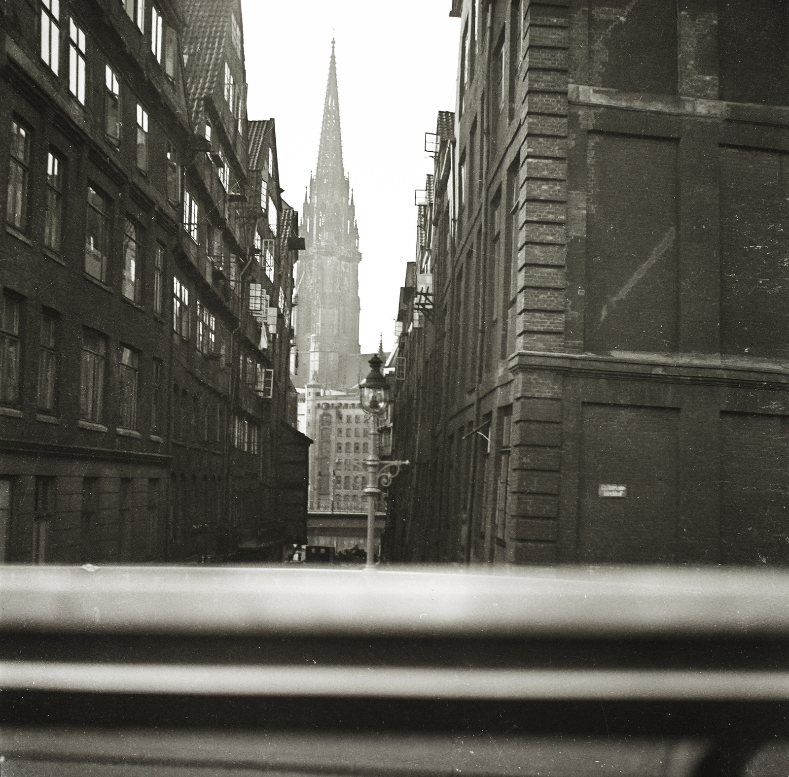 Germany, Hamburg, Nikolaifleet, a túlparton a Szent Miklós-templom (Hauptkirche St. Nikolai) tornya látszik. A felvétel a Katharinenbrücke-ről készült., 1937, Ebner, church, Fortepan #83842