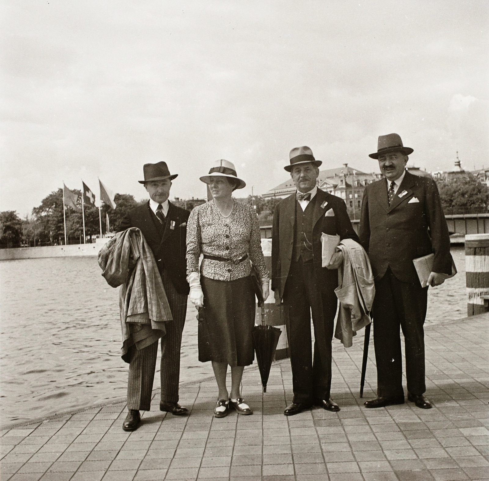 Switzerland, Zurich, a Zürichi-tó partja, háttérben a Quaibrücke., 1939, Ebner, hat, bridge, lake, coat draped over arm, Fortepan #83880