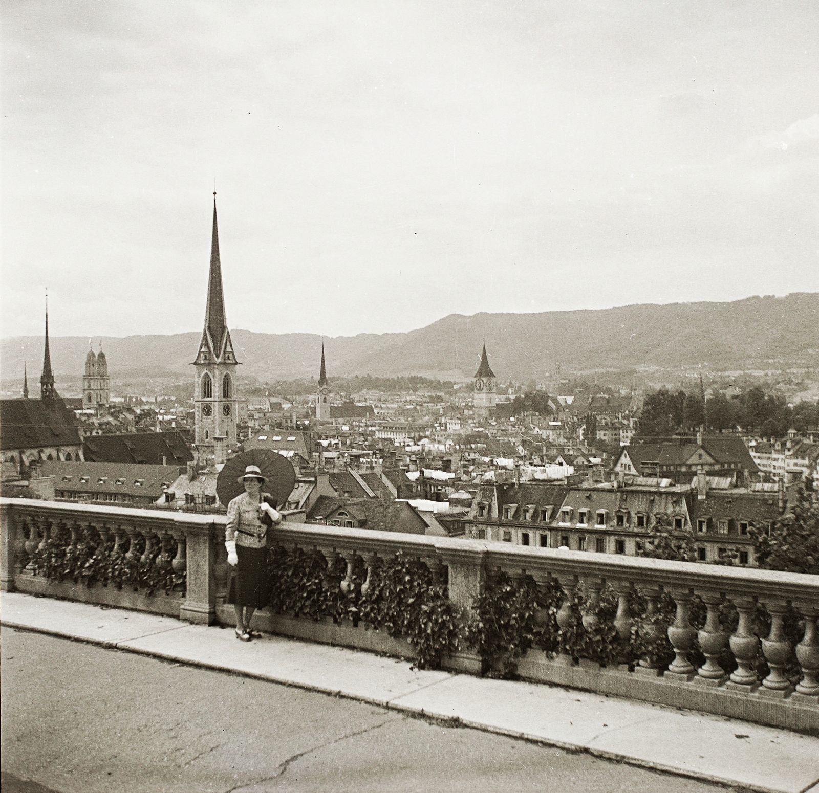 Svájc, Zürich, a város látképe a Svájci Műszaki Egyetem (ETH) központi épületének teraszáról. Előtérben a Predigerkirche, háttérben a Grossmünster (Nagykatedrális), a Fraumünster (Asszonyok katedrálisa) és a Szent Péter-templom., 1939, Ebner, Fortepan #83881