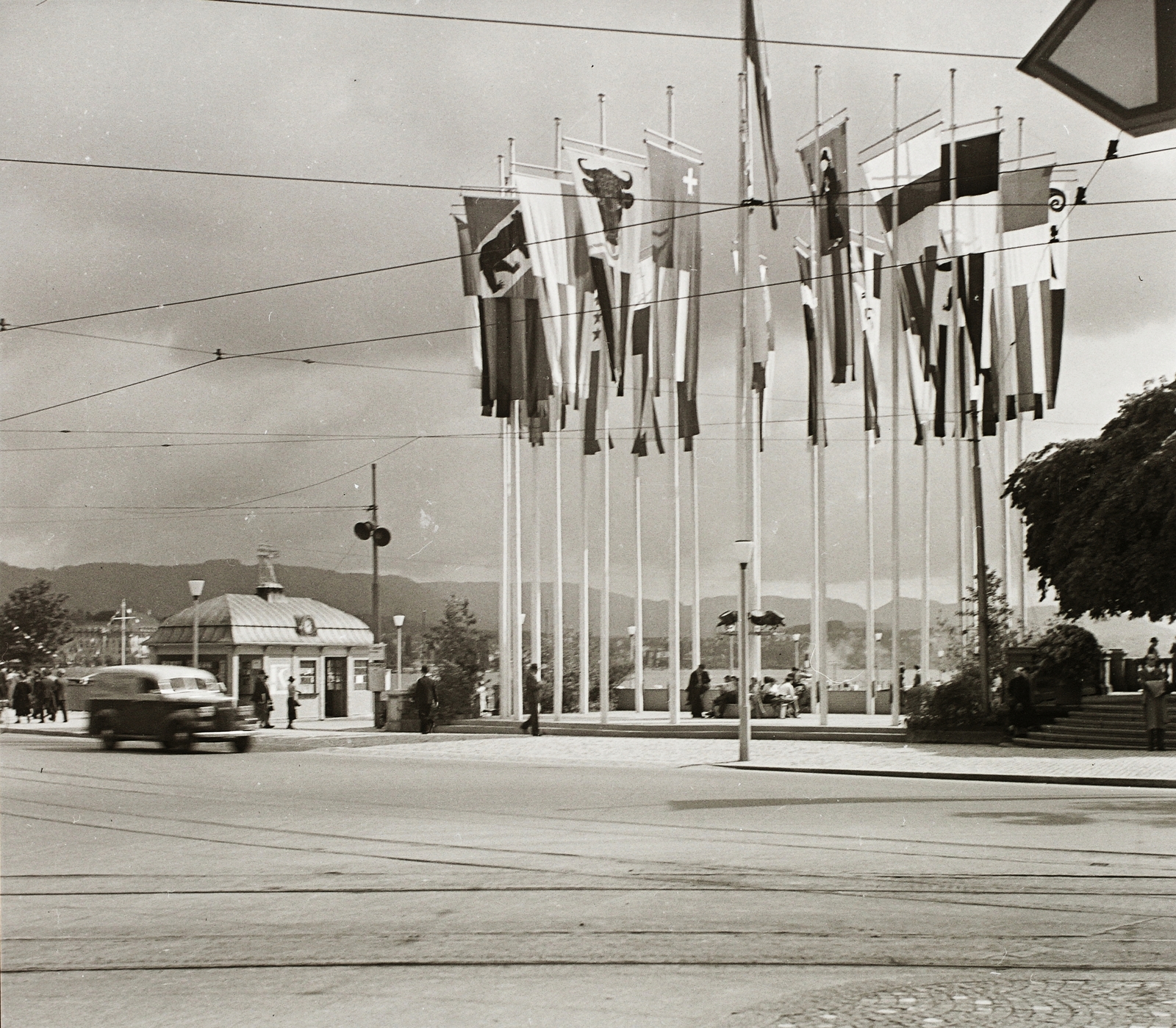 Switzerland, Zurich, Bürkliplatz, háttérben a Zürichi-tó., 1939, Ebner, flag, crest, flag pole, megaphone, Fortepan #83884