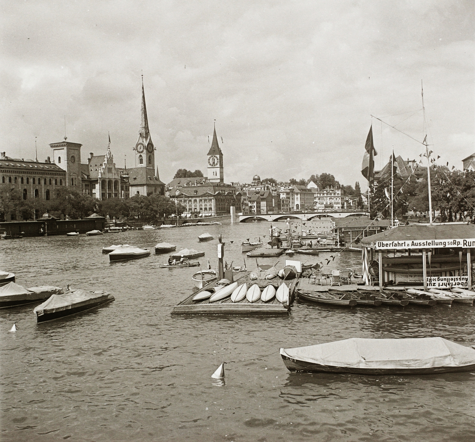 Switzerland, Zurich, Limmat folyó a Quaibrücke-ről nézve, szemben a Fraumünster (Asszonyok katedrálisa) és a Szent Péter templom tornya., 1939, Ebner, church, river, tower, Fortepan #83887
