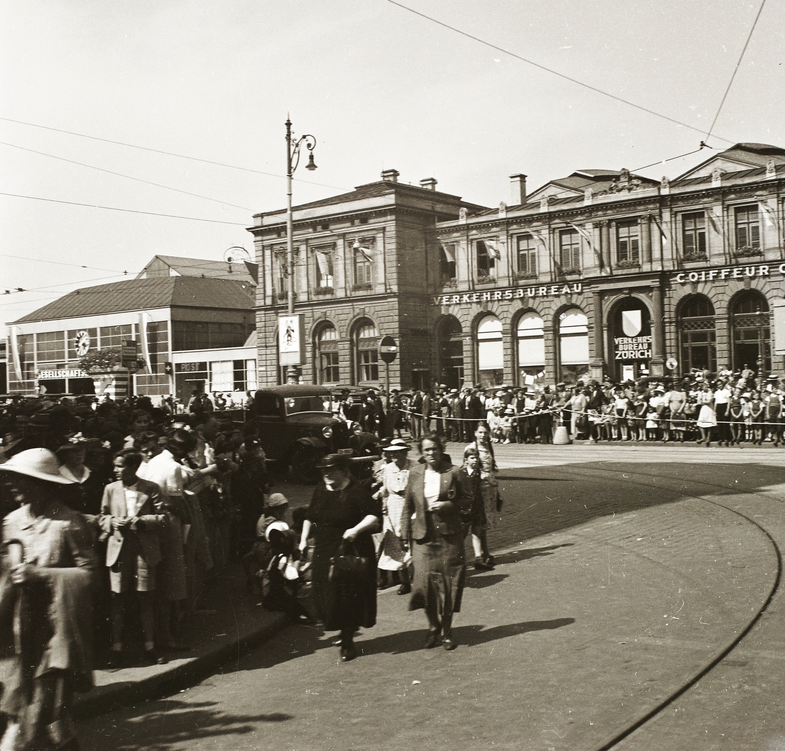 Switzerland, Zurich, Bahnhofplatz, jobbra a Főpályaudvar., 1939, Ebner, commercial vehicle, Renaissance Revival, lamp post, train station, Jakob Friedrich Wanner-design, Fortepan #83889