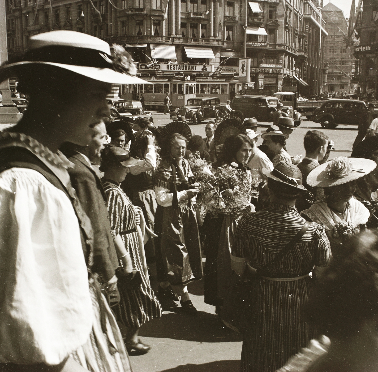 Switzerland, Zurich, Bahnhofplatz., 1939, Ebner, folk costume, street view, Fortepan #83894