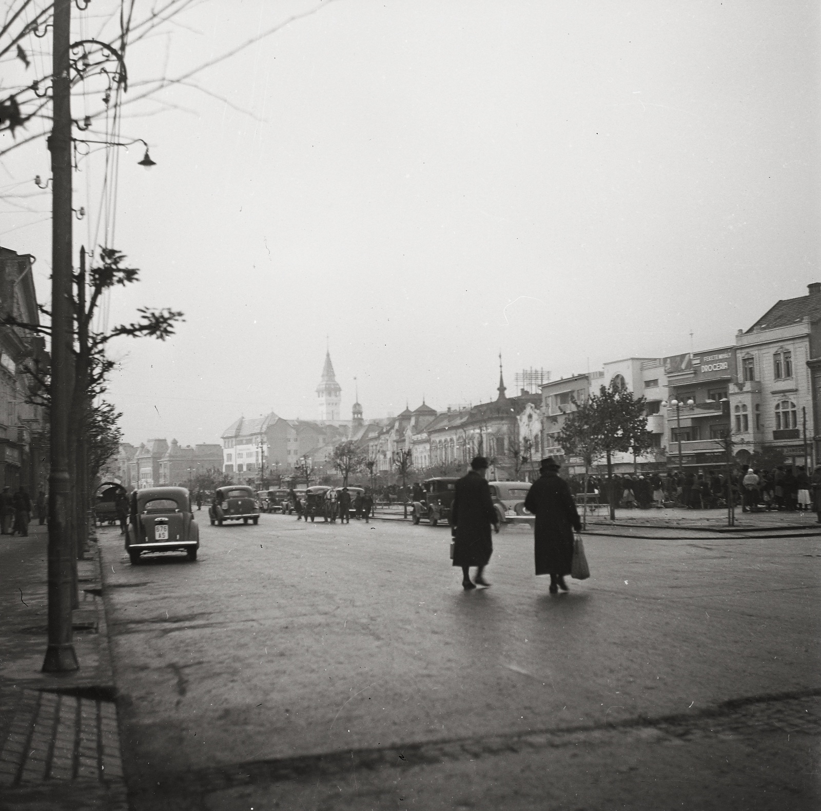 Romania,Transylvania, Târgu Mureș, Rózsák tere (Piata Trandafirilor, ekkor Széchenyi tér), háttérben a Városháza tornya, tőle balra a Kultúrpalota., 1940, Ebner, street view, Secession, public building, Marcell Komor-design, Art Nouveau architecture, Dezső Jakab-design, Fortepan #83896